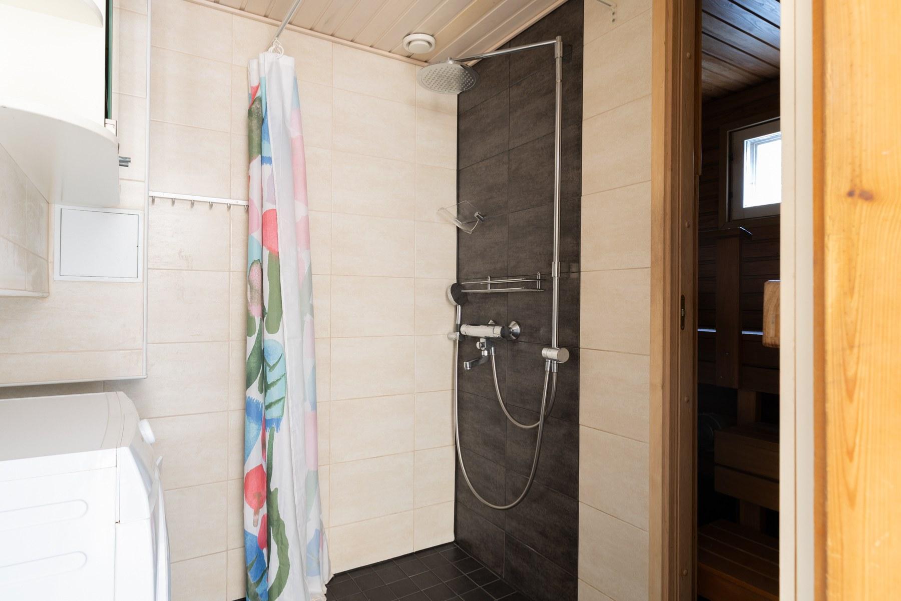 Kylpy-, pesuhuone, johon mahtuu myös pyykinpesukone