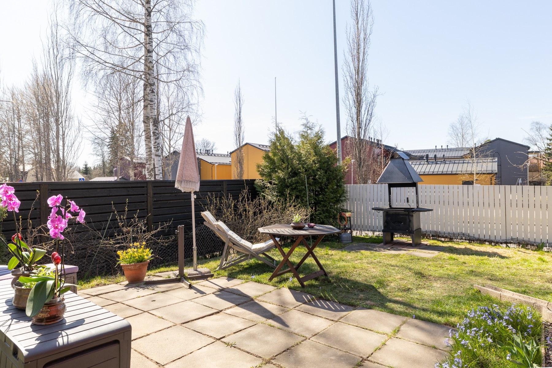 Pihan patio ja grillausalue perheen yhteiseen oleskeluun
