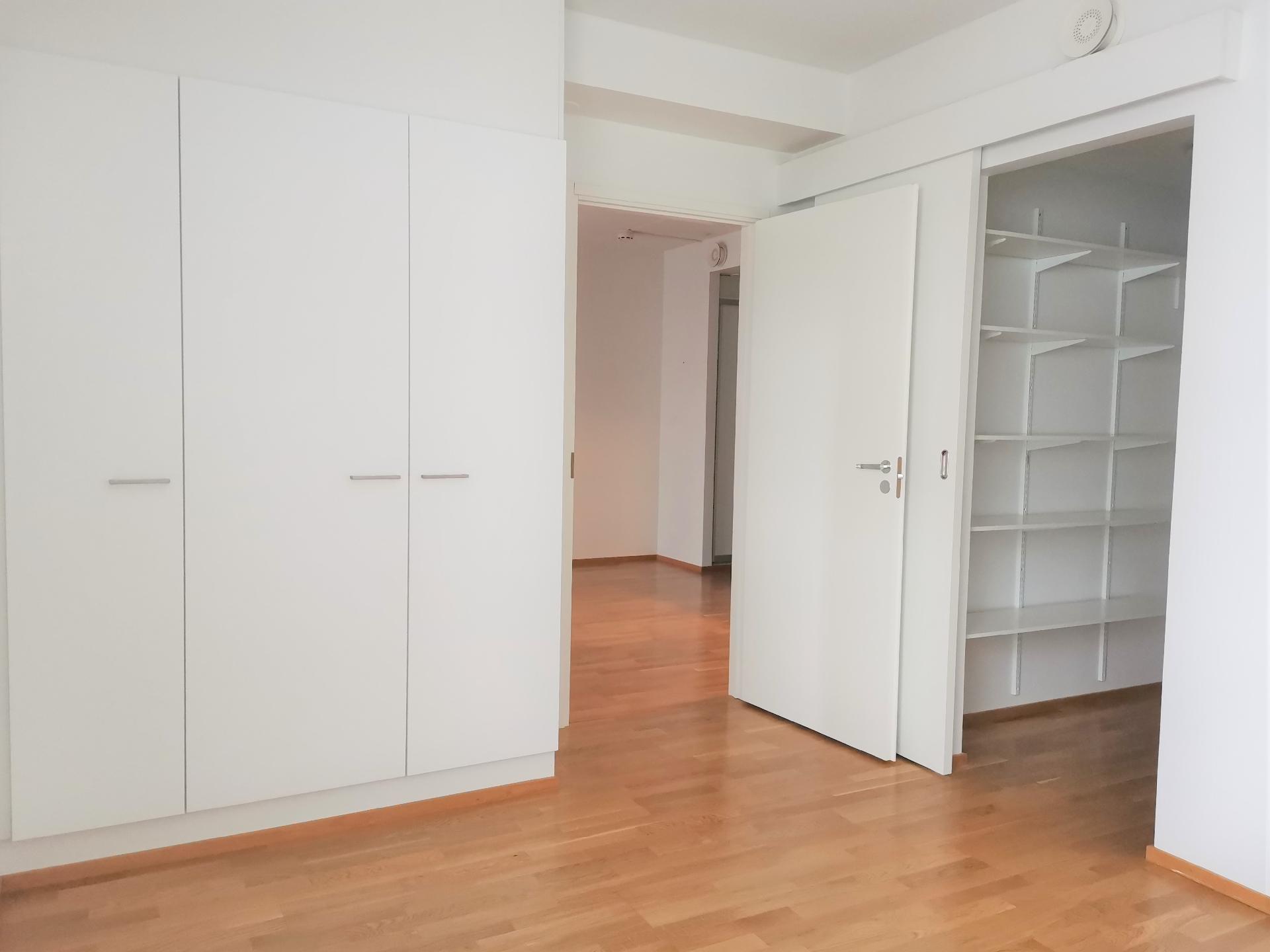 makuuhuoneessa kaappitilaa