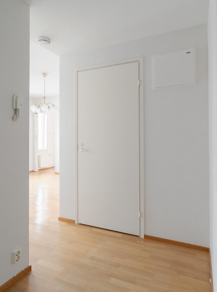 ETEISESTÄ, OVI PESUHUONEESEEN