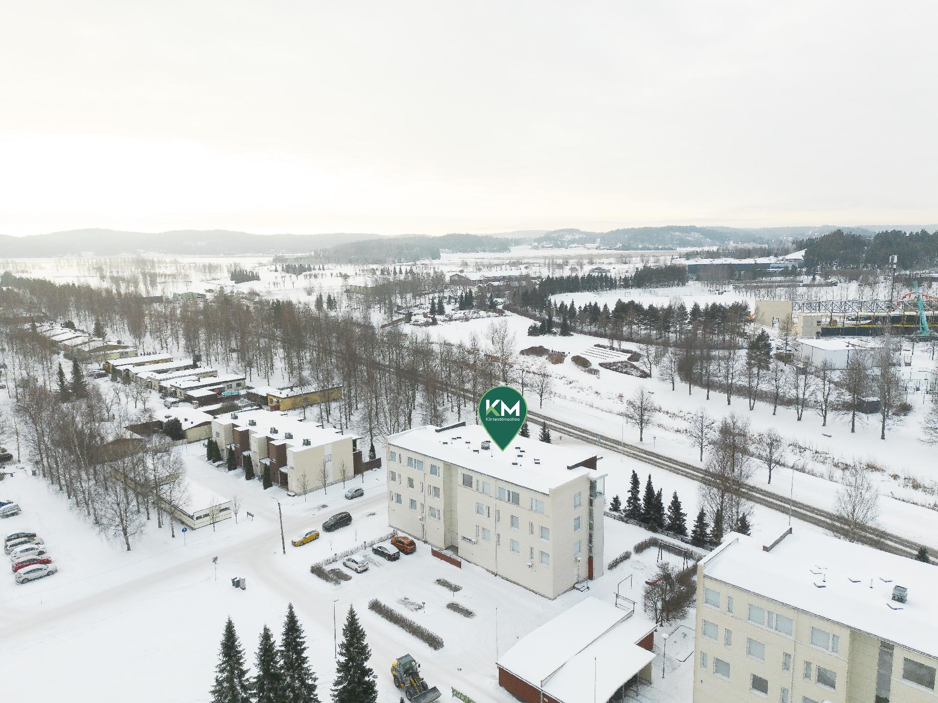 TAUSTALLA URHEILUPUISTOA