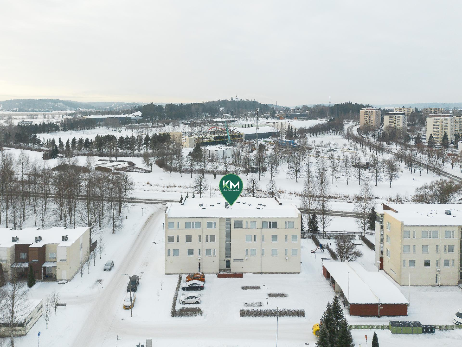 URHEILUPUISTO TAUSTALLA