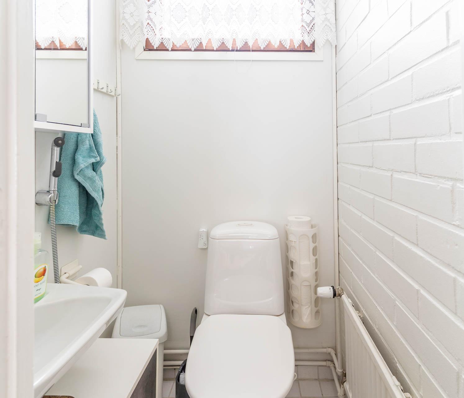 Yläkerran erillinen wc