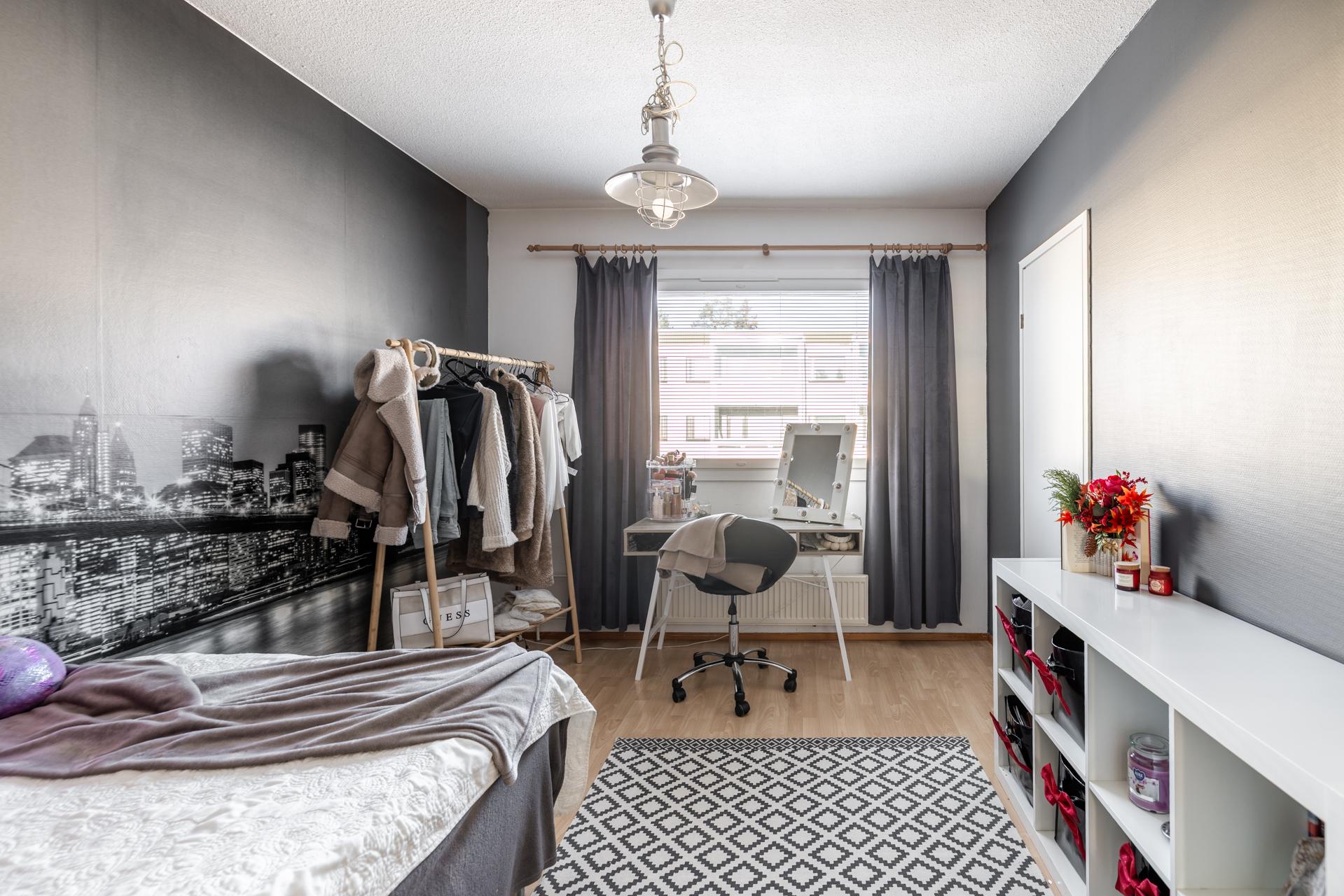 makuuhuoneen yhteydessä vaatehuone