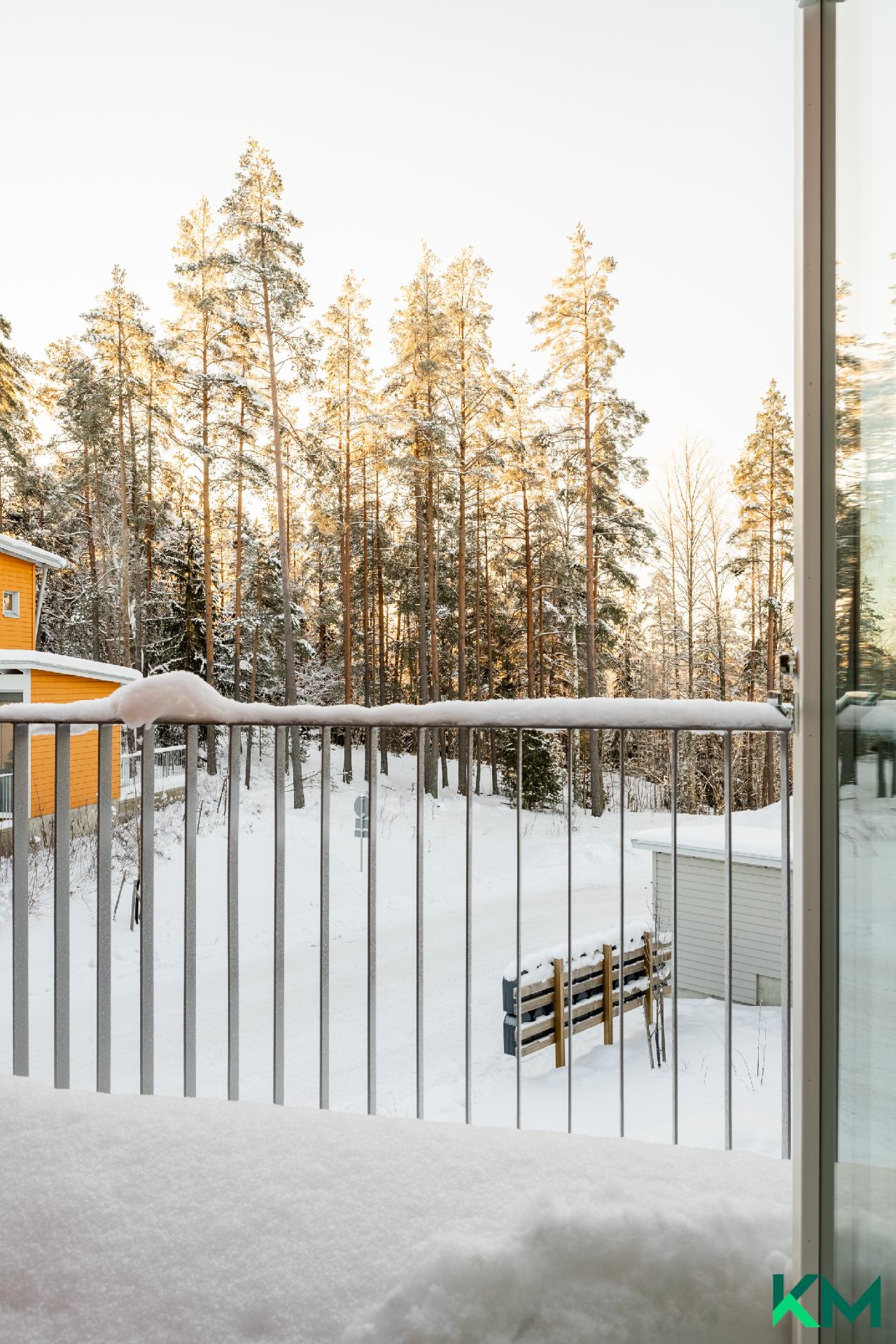 Yläkerran parveke ja näkymät