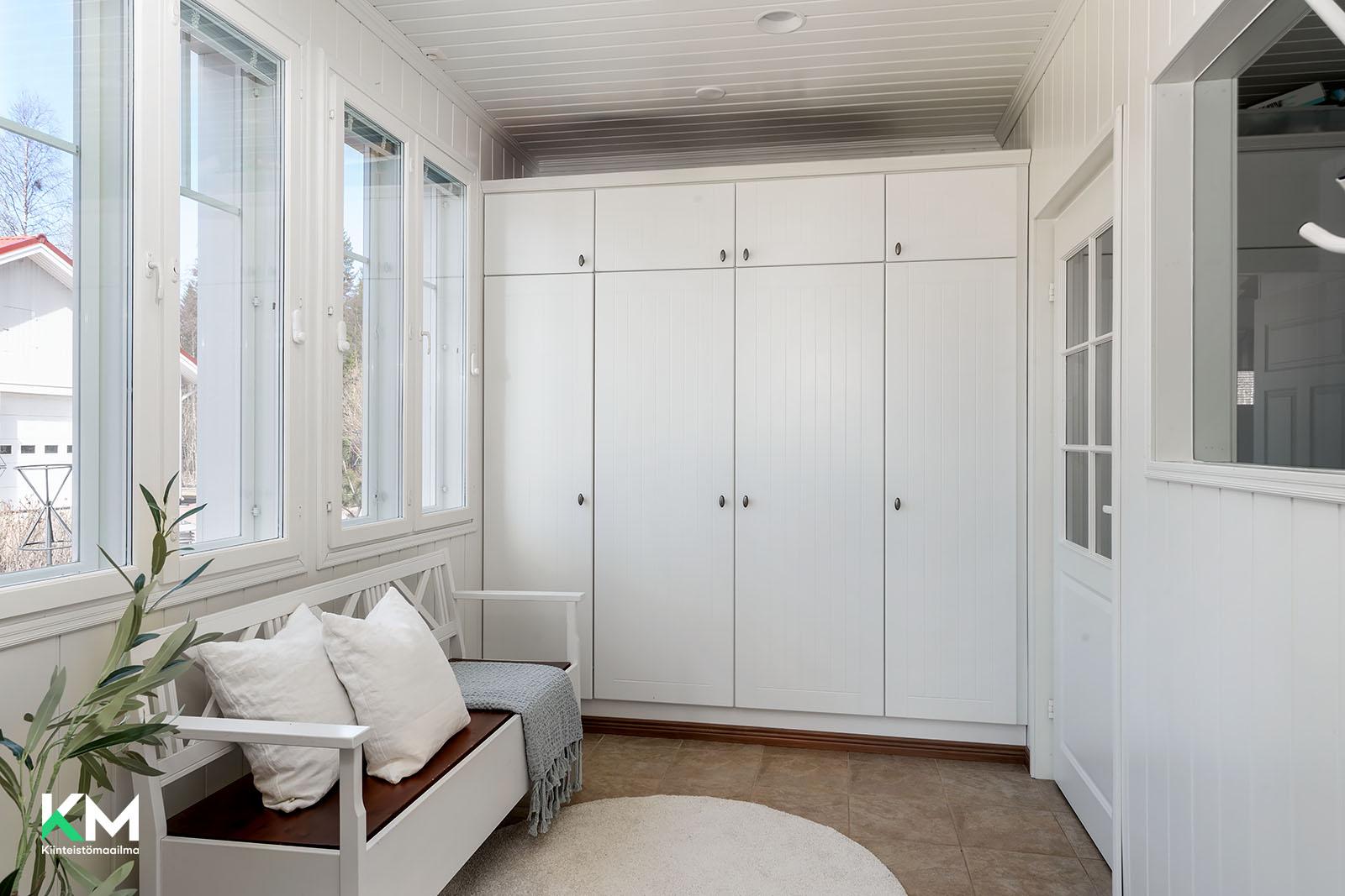 Todella tilava eteinen