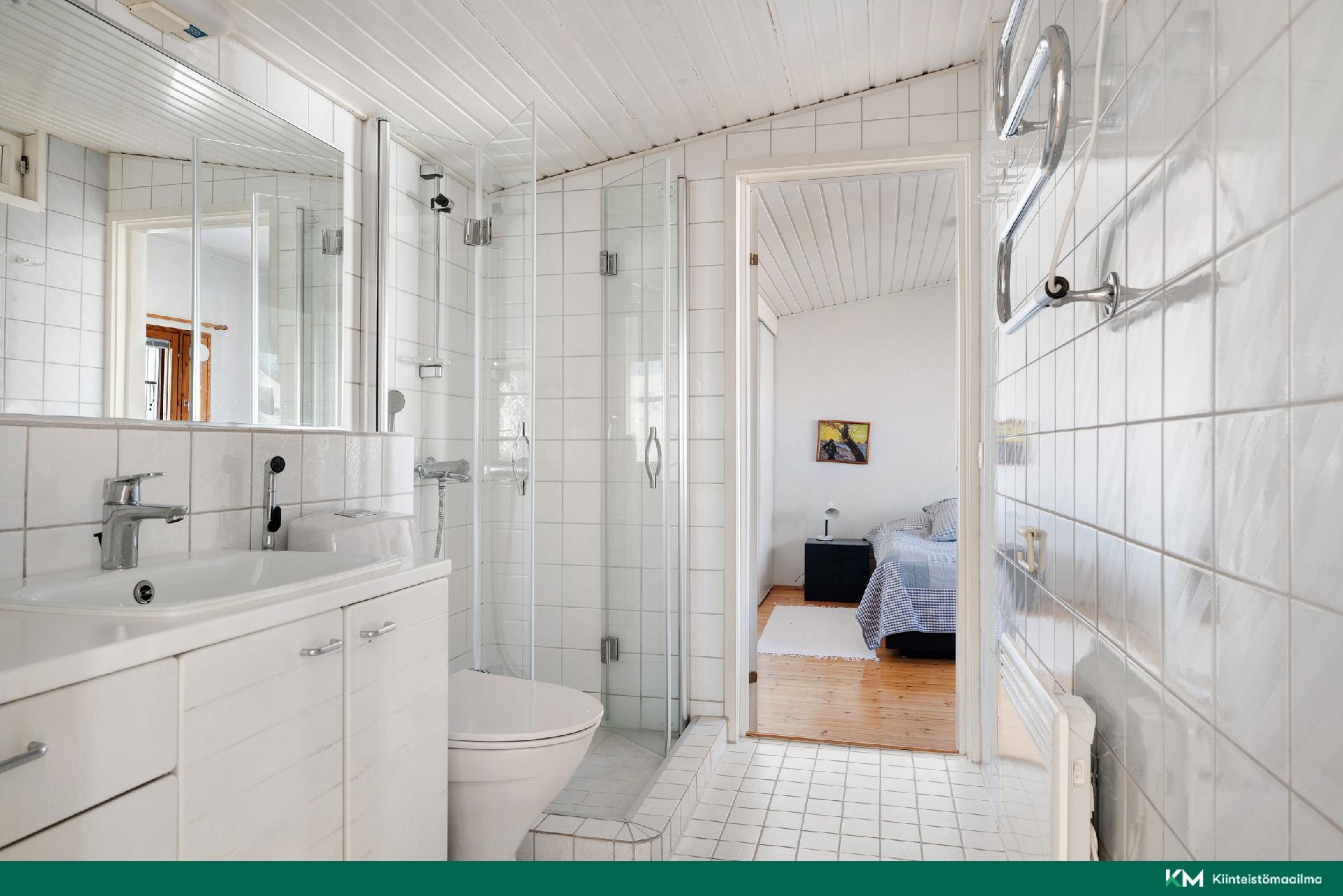 Yläkerran kylpyhuone