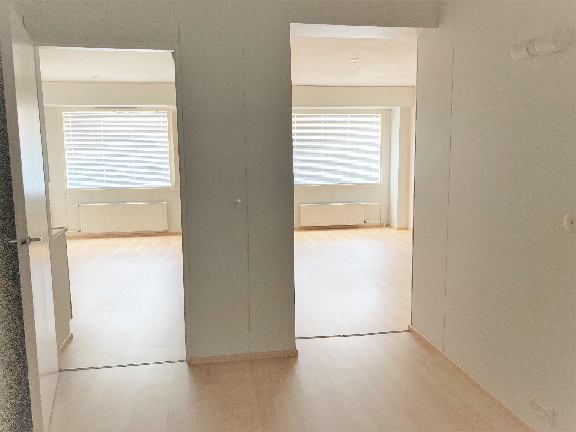 Eteiskäytävän vasemmalla puolella kaksi makuuhuonetta.