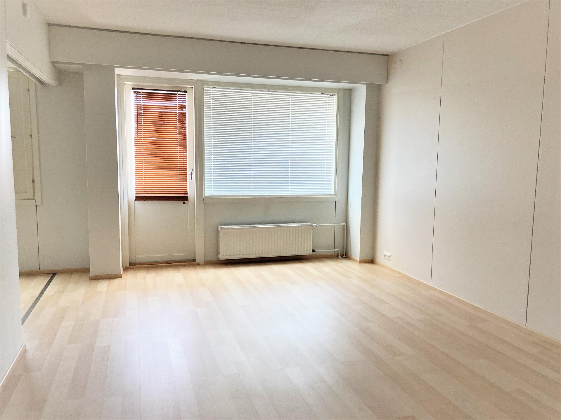 Olohuoneen vieressä keittiö