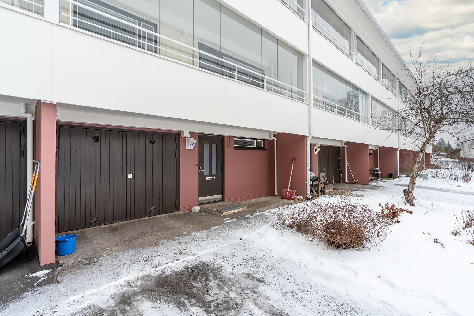 Sisäänkäynti + autotalli