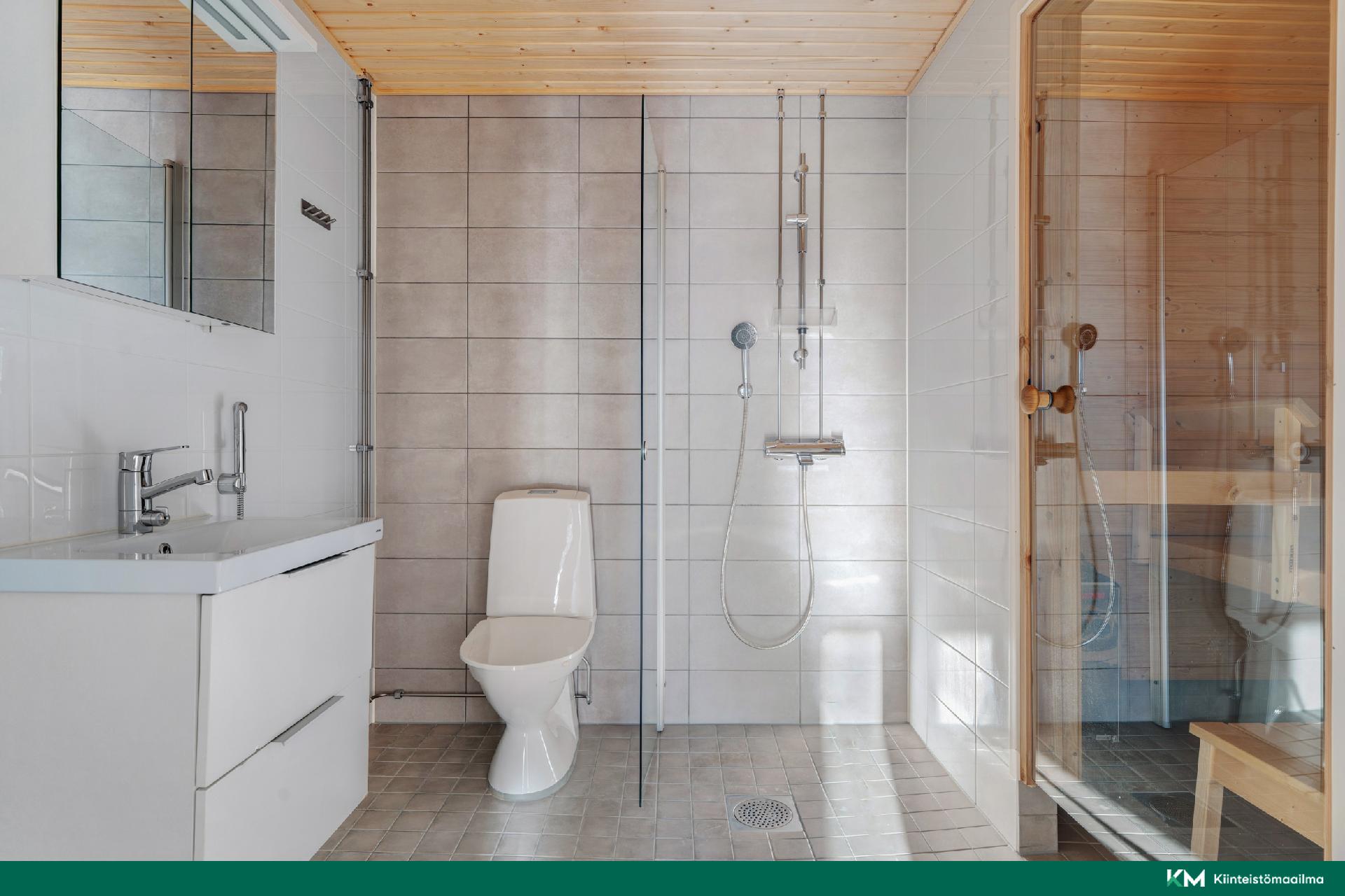 Kylpyhuone ja oma sauna