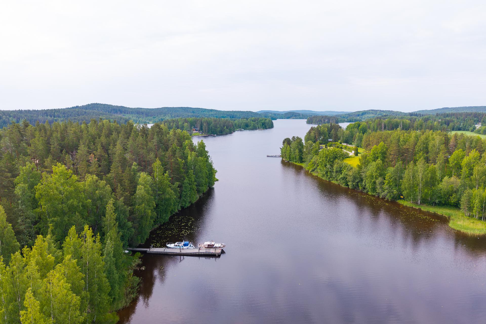 Laituri, johon pääsee isollakin veneellä