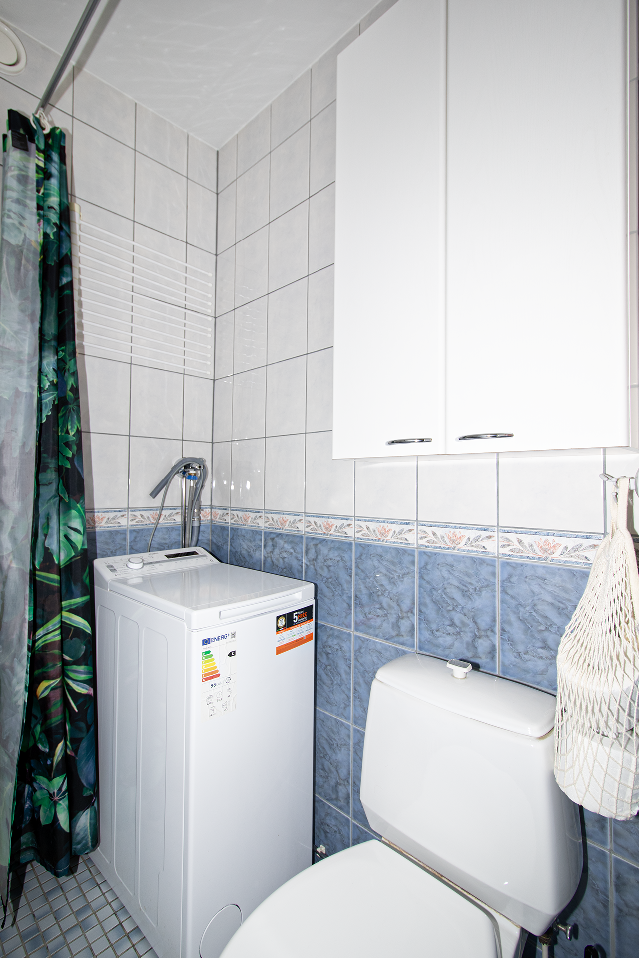 Kylpyhuoneeseen mahtuu pyykinpesukone