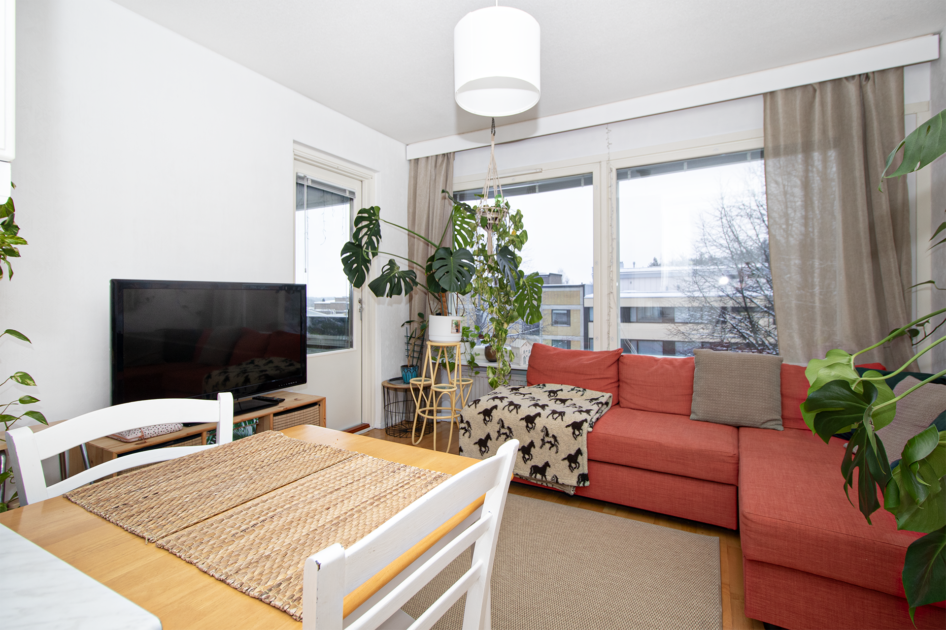 Olohuone josta käynti parvekkeelle