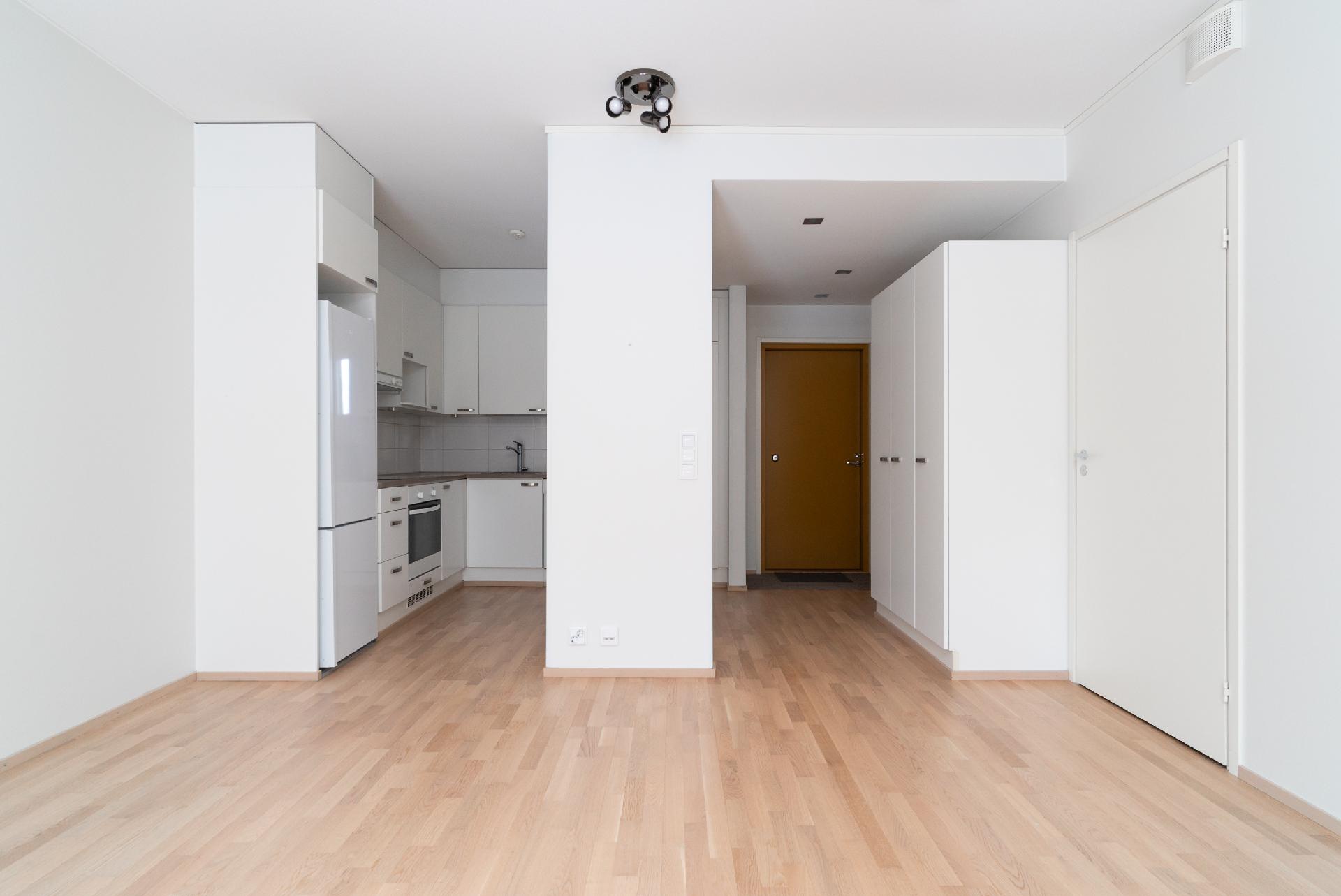 Olohuoneesta keittiöön päin