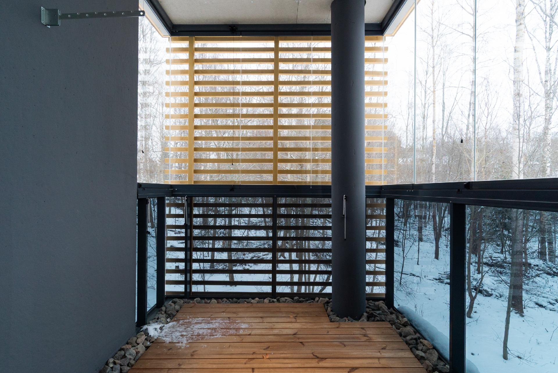 Tilava lasitettu parveke puistoon päin