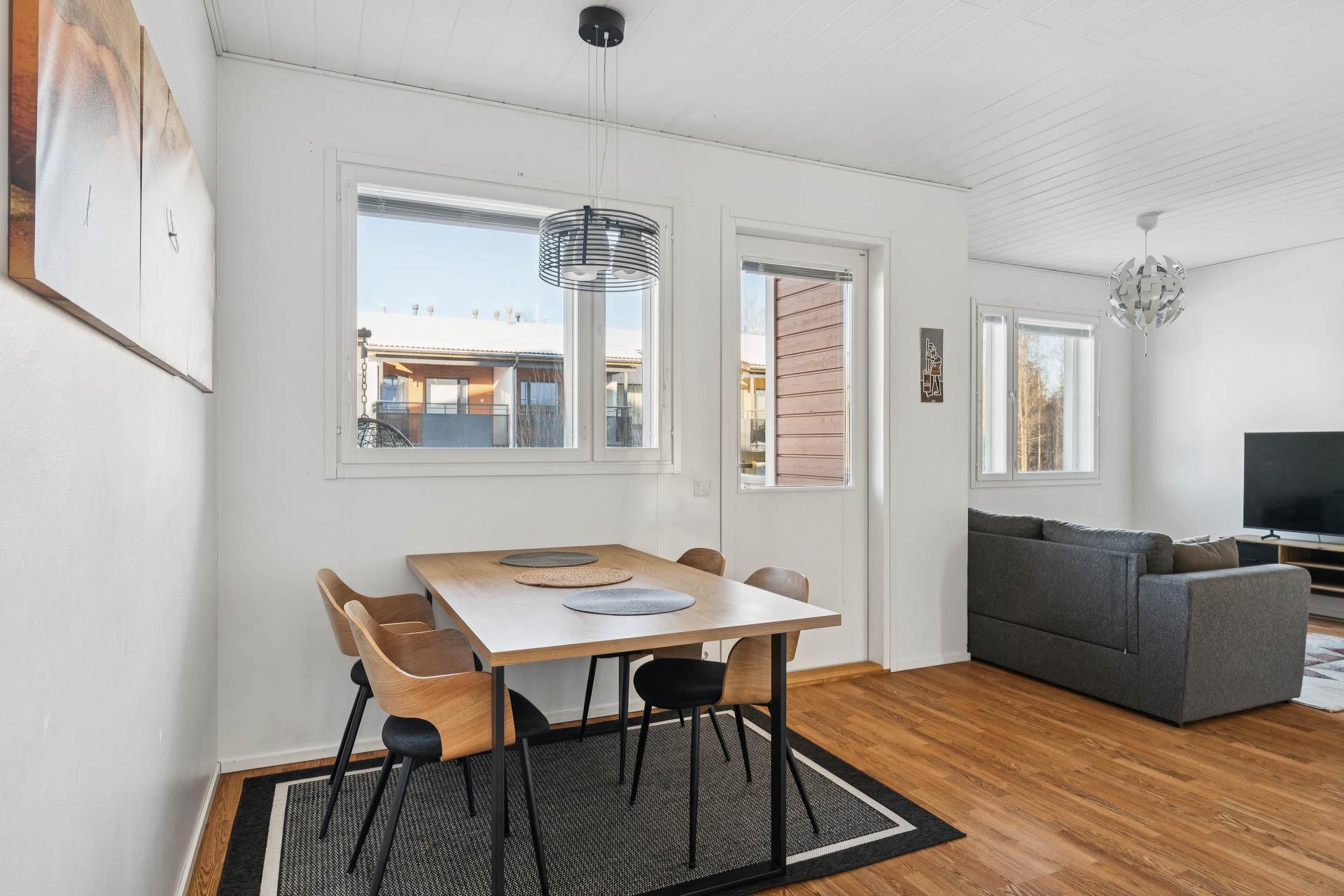 Ruokailutila käynti parvekkeelle