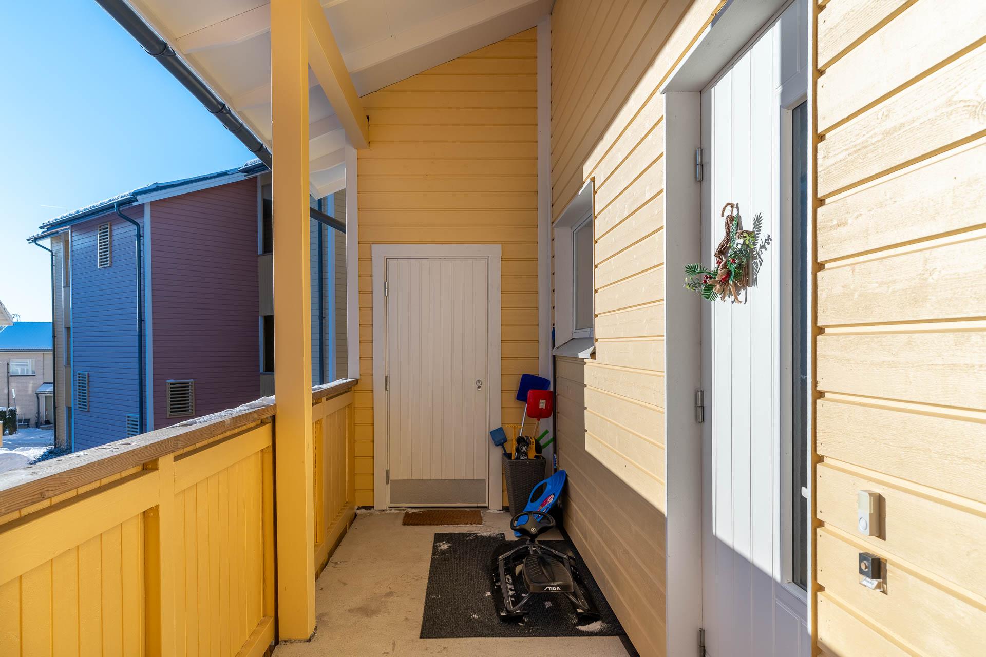 Sisäänkäynti ja varasto