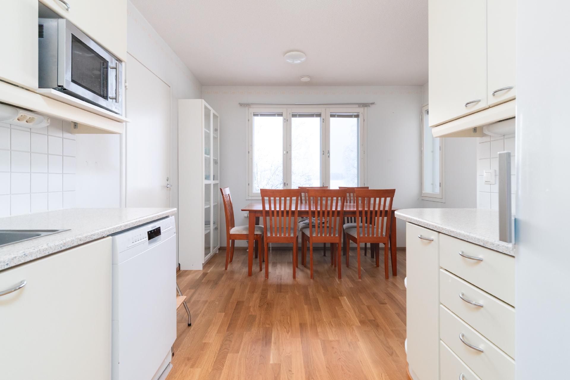 Keittiöstä ruokailutilaan päin