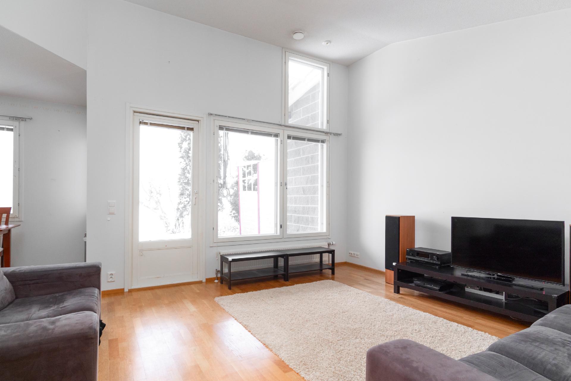 Olohuone korkeaa tilaa