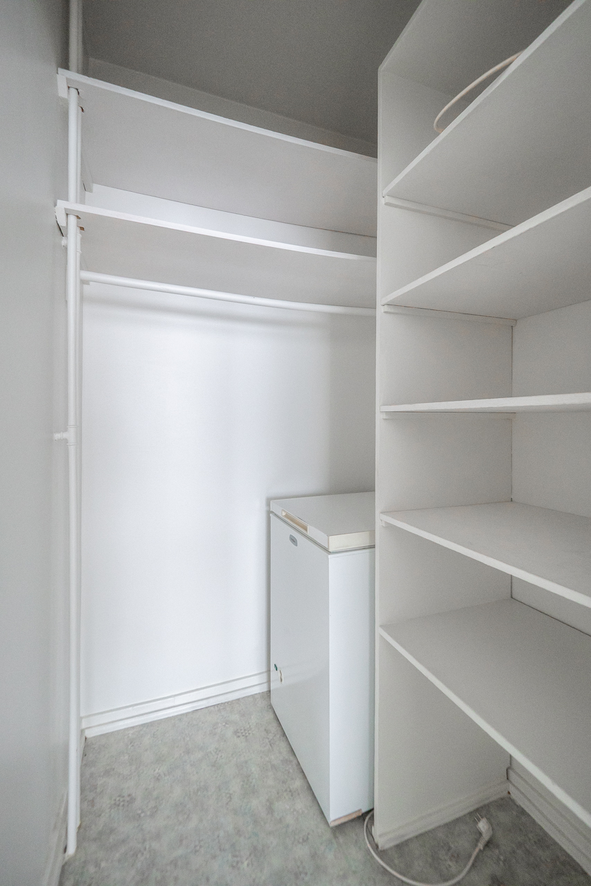 Vaatehuoneessa sopivasti säilytystilaa