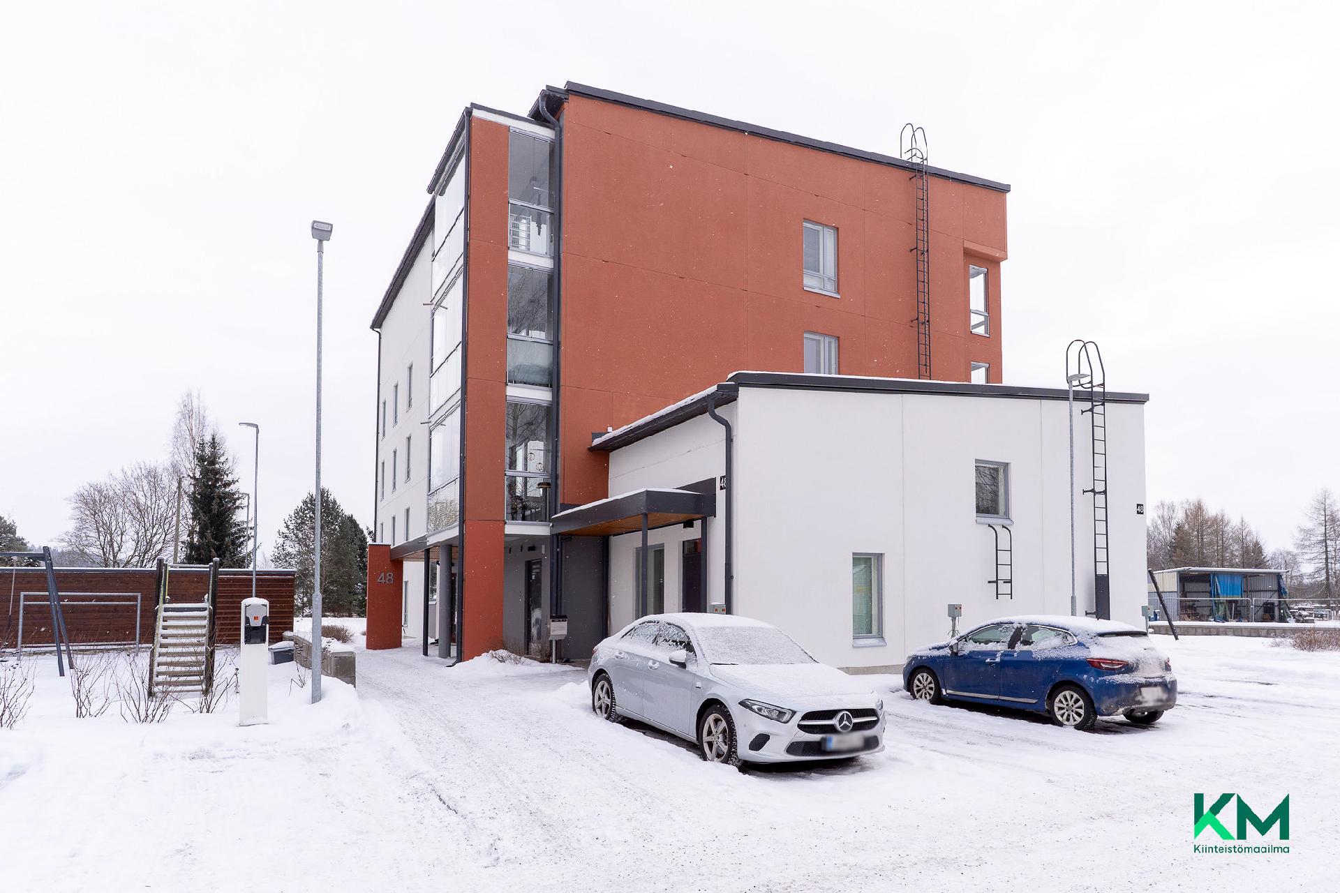 Asunnon myynnin yhteydessä myytävä autopaikka on asunnon ulko-oven vieressä