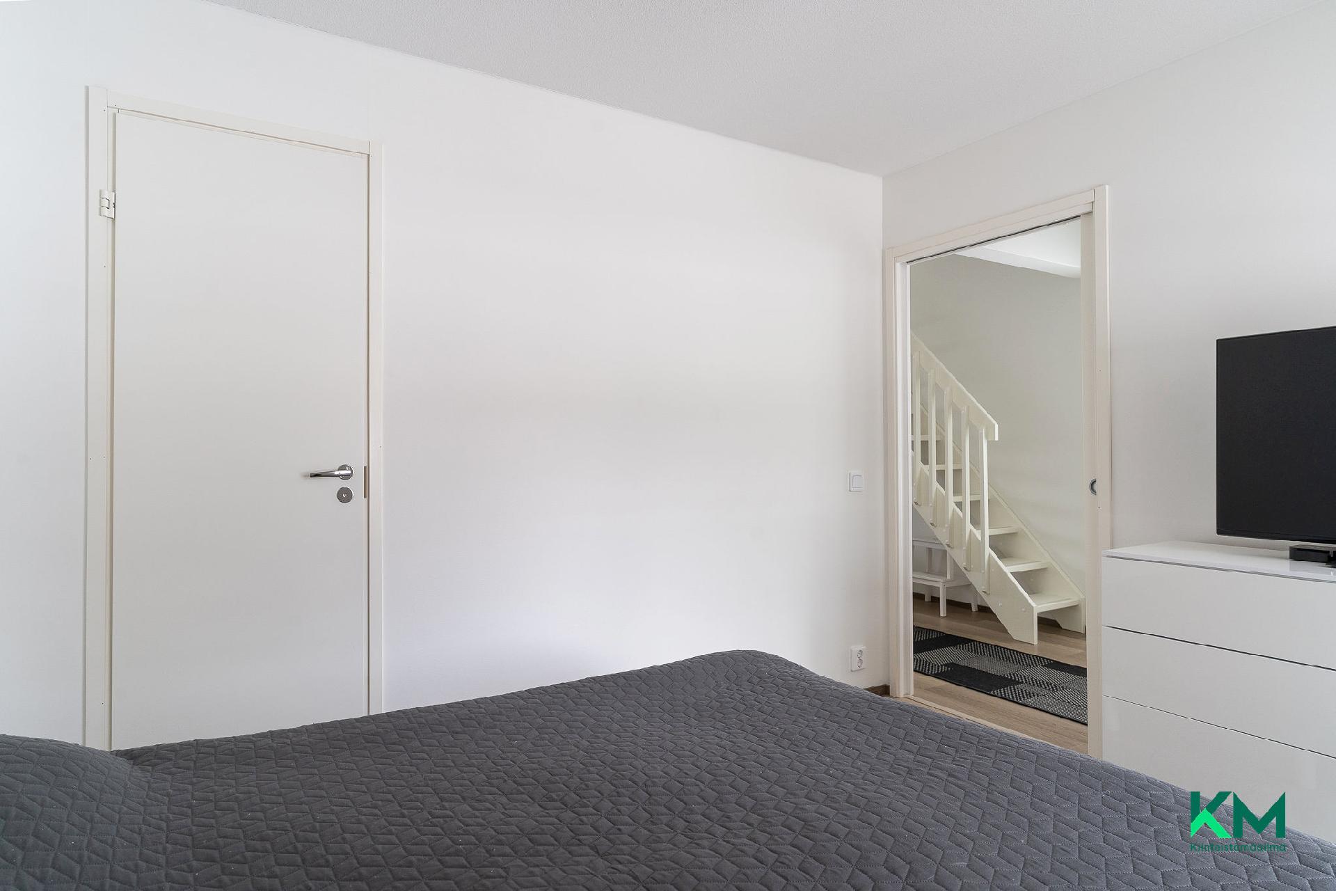 Makuuhuoneen yhteydessä vaatehuone