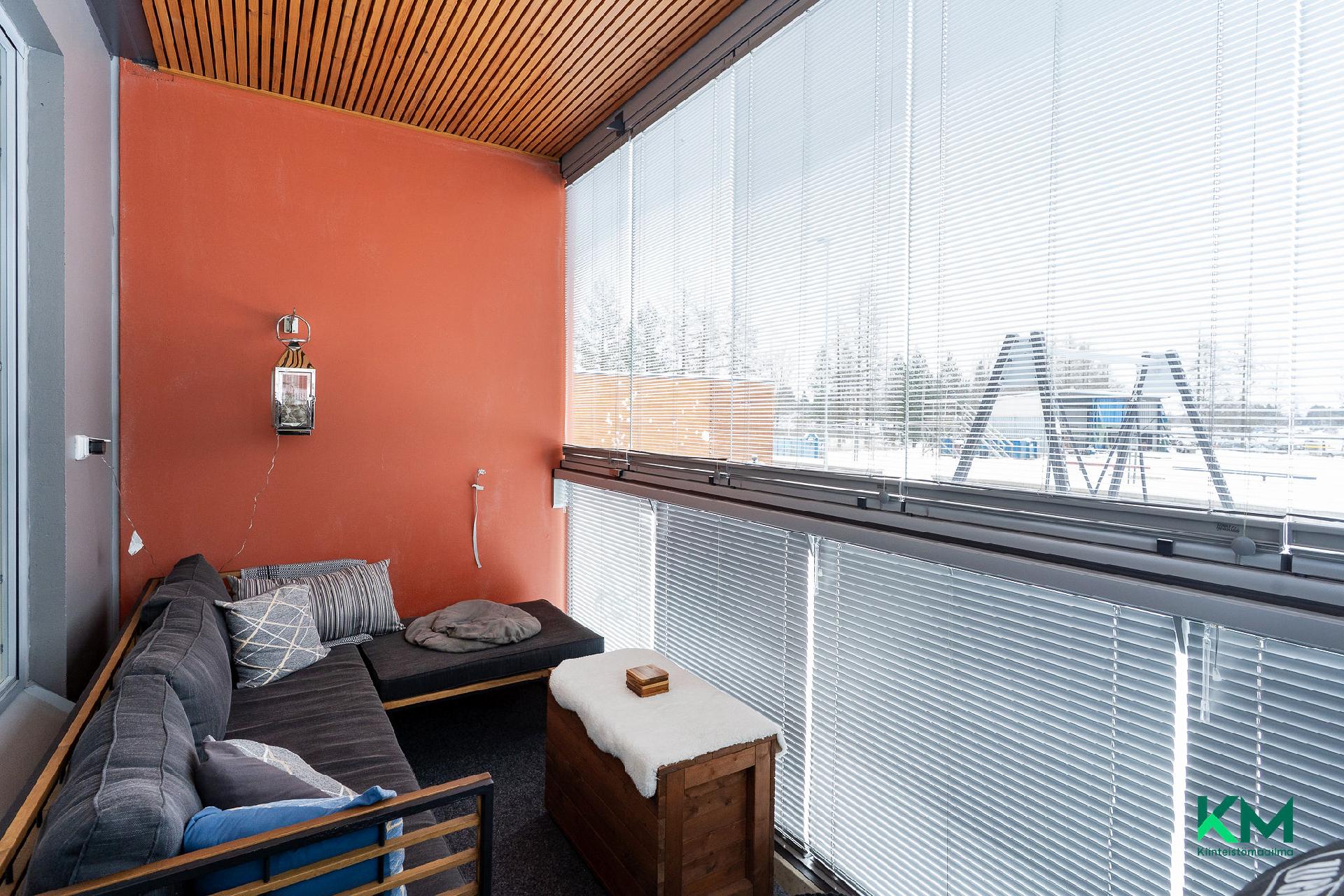 Lasitettu maantason parveke