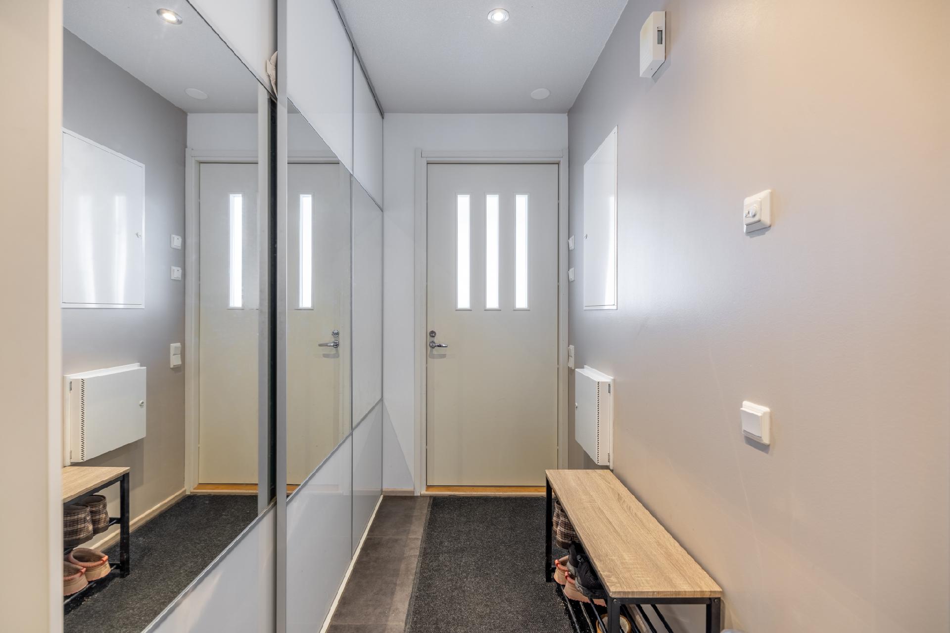 Eteisessä isot liukuovikaapistot