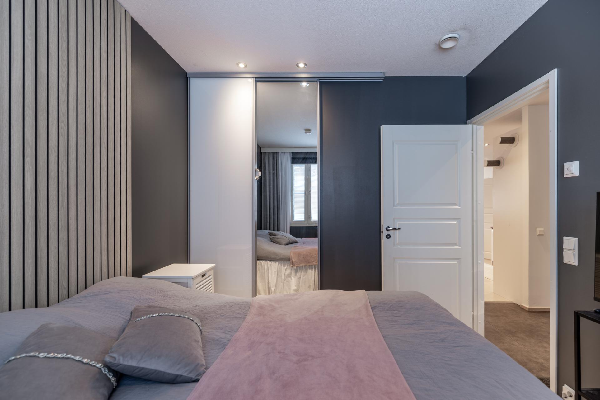 Liukuoven takana pieni vaatehuone