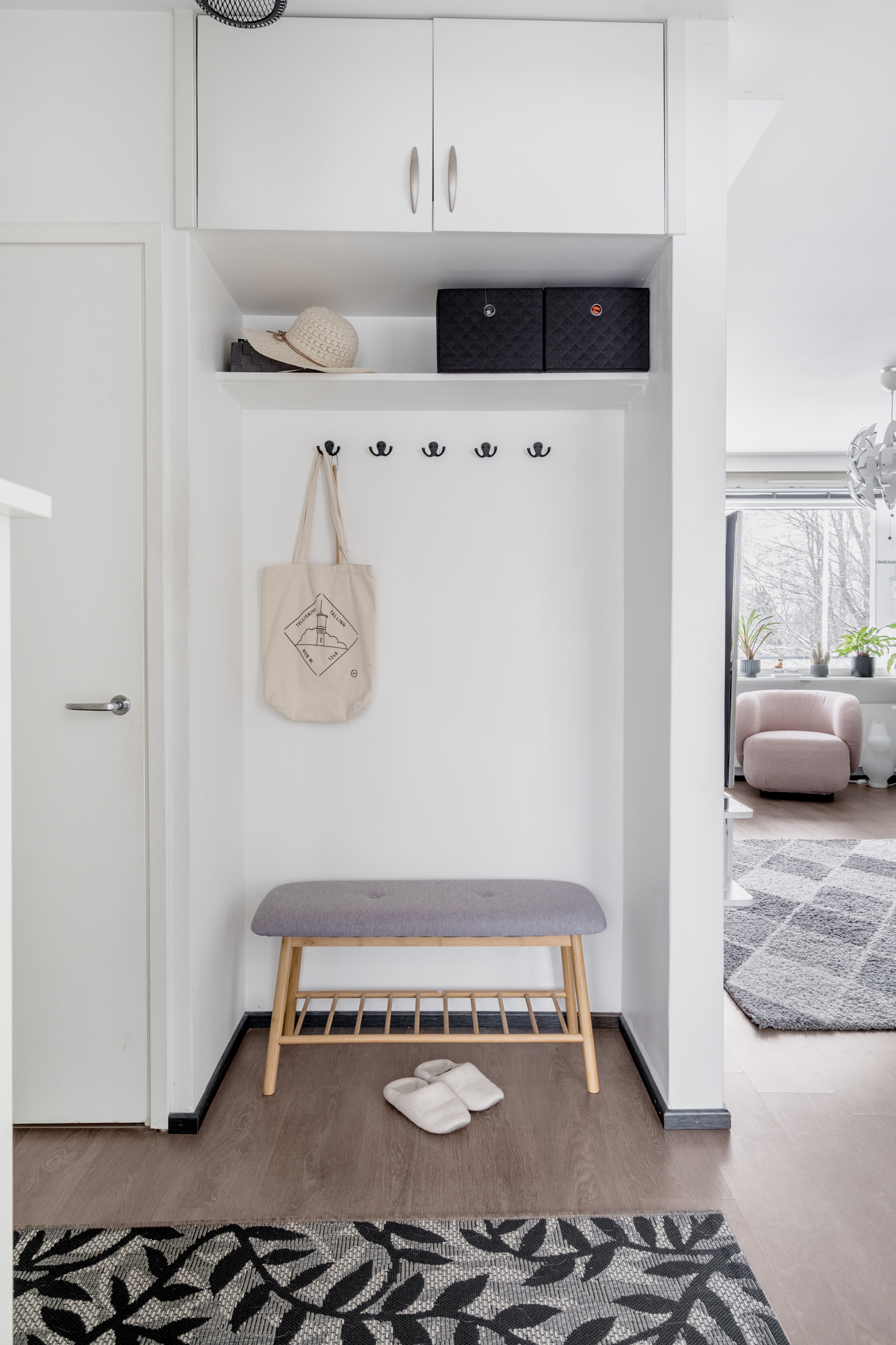 Eteisessä on myös käynti tilavaan vaatekomeroon.