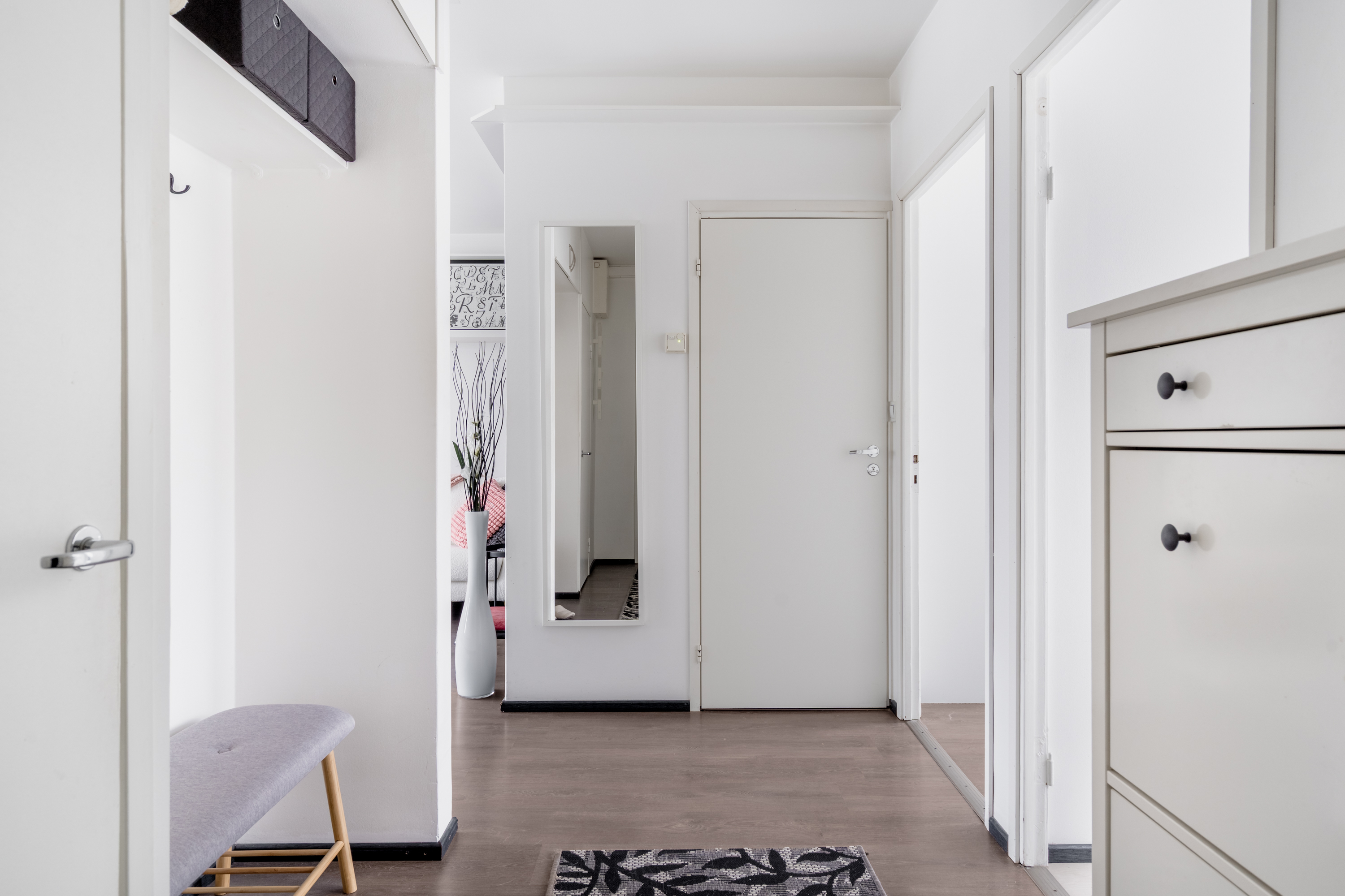 Kodin avaruus ja valoisuus tervehtivät heti ovella tulijaa. 