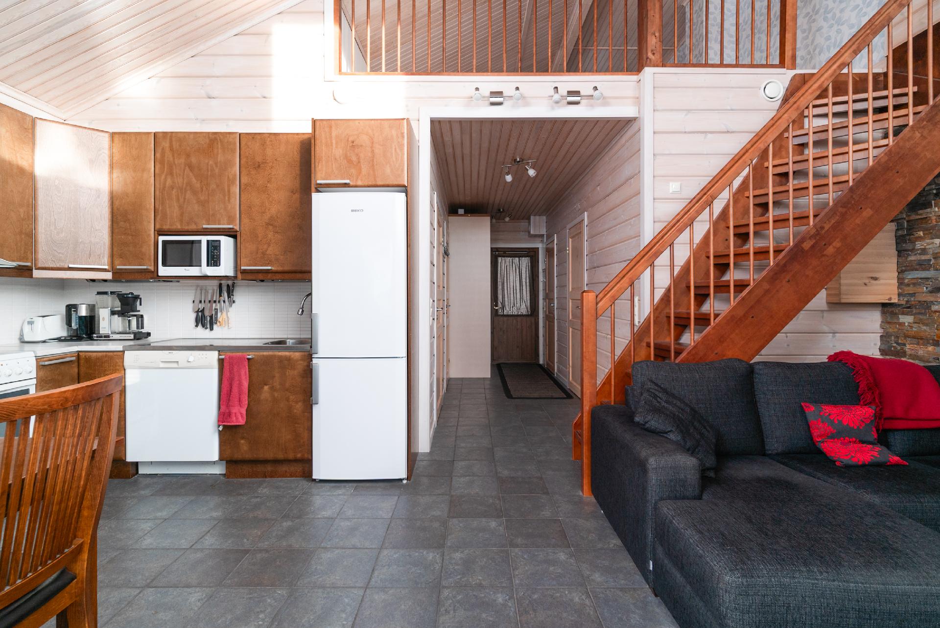 keittiötila/olohuone ja rappuset parvelle