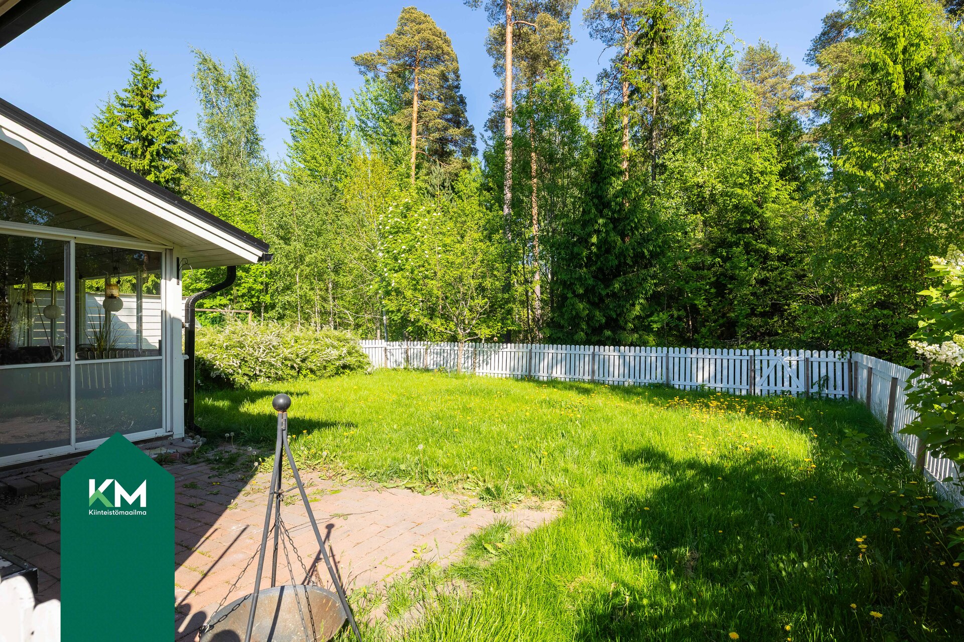 Takapihalla lasitettu terassi ja aidattu piha-alue