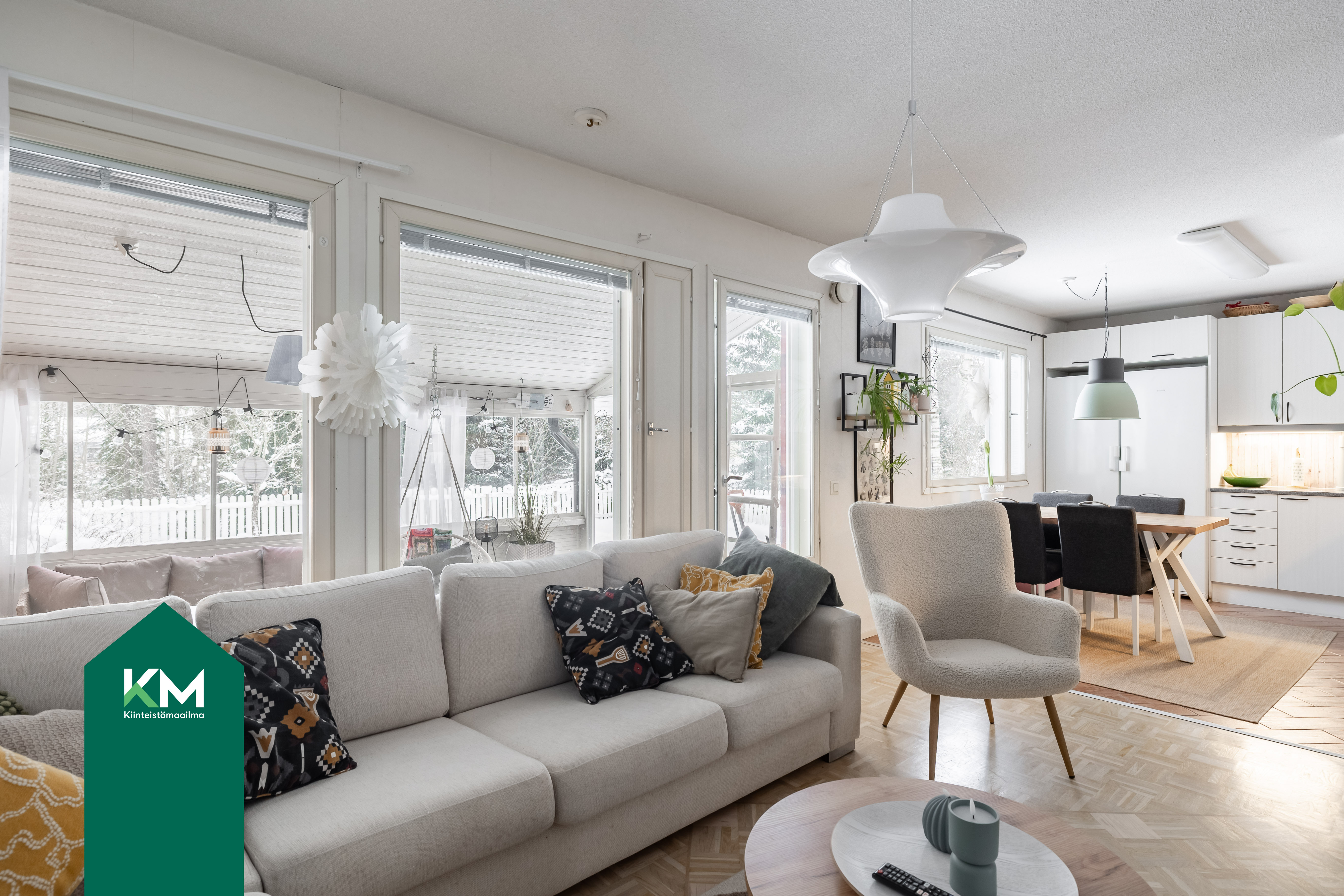 Olohuone ja keittiö on yhtenäistä, valoisaa tilaa