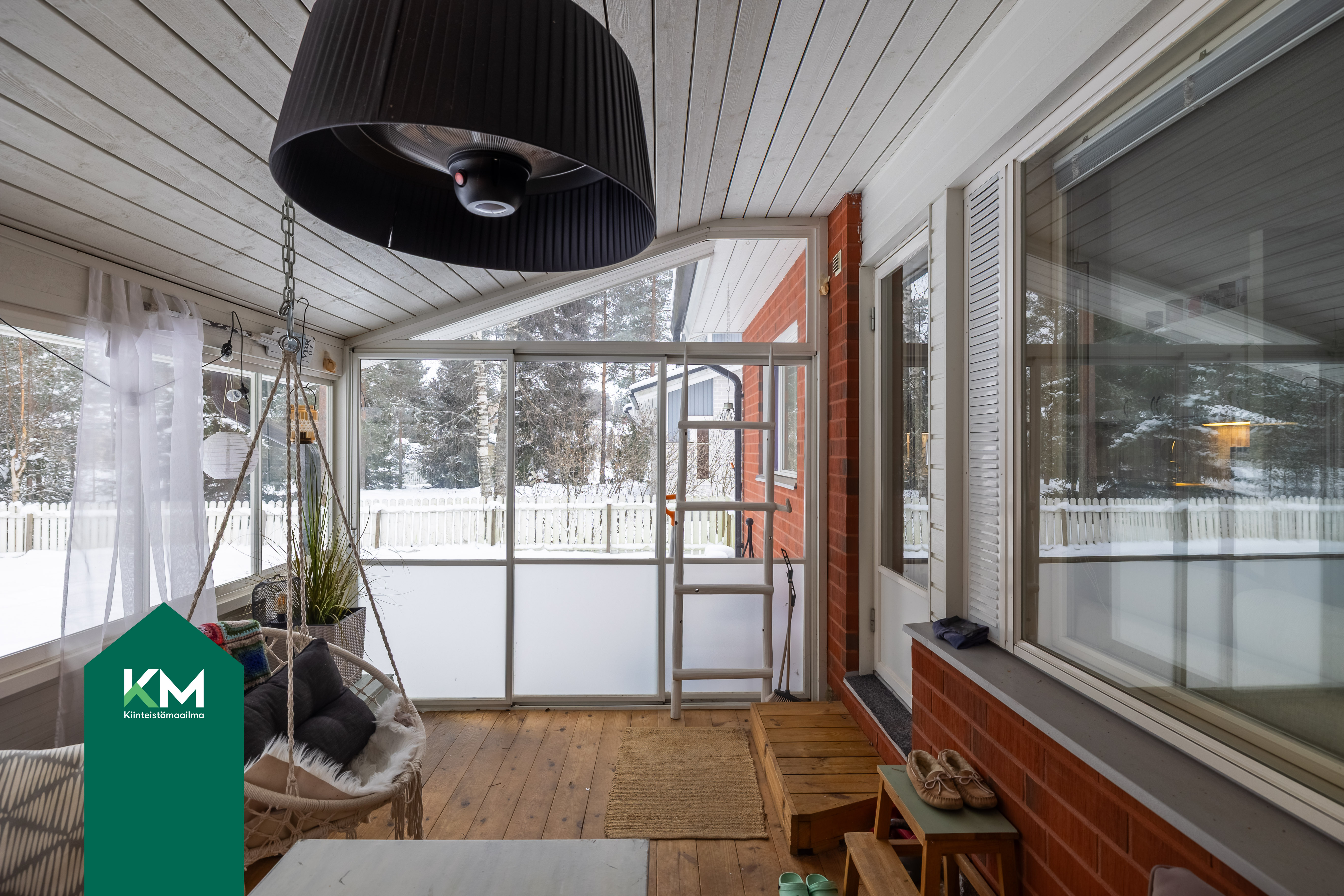 Lasitettu terassi takapihan puolella