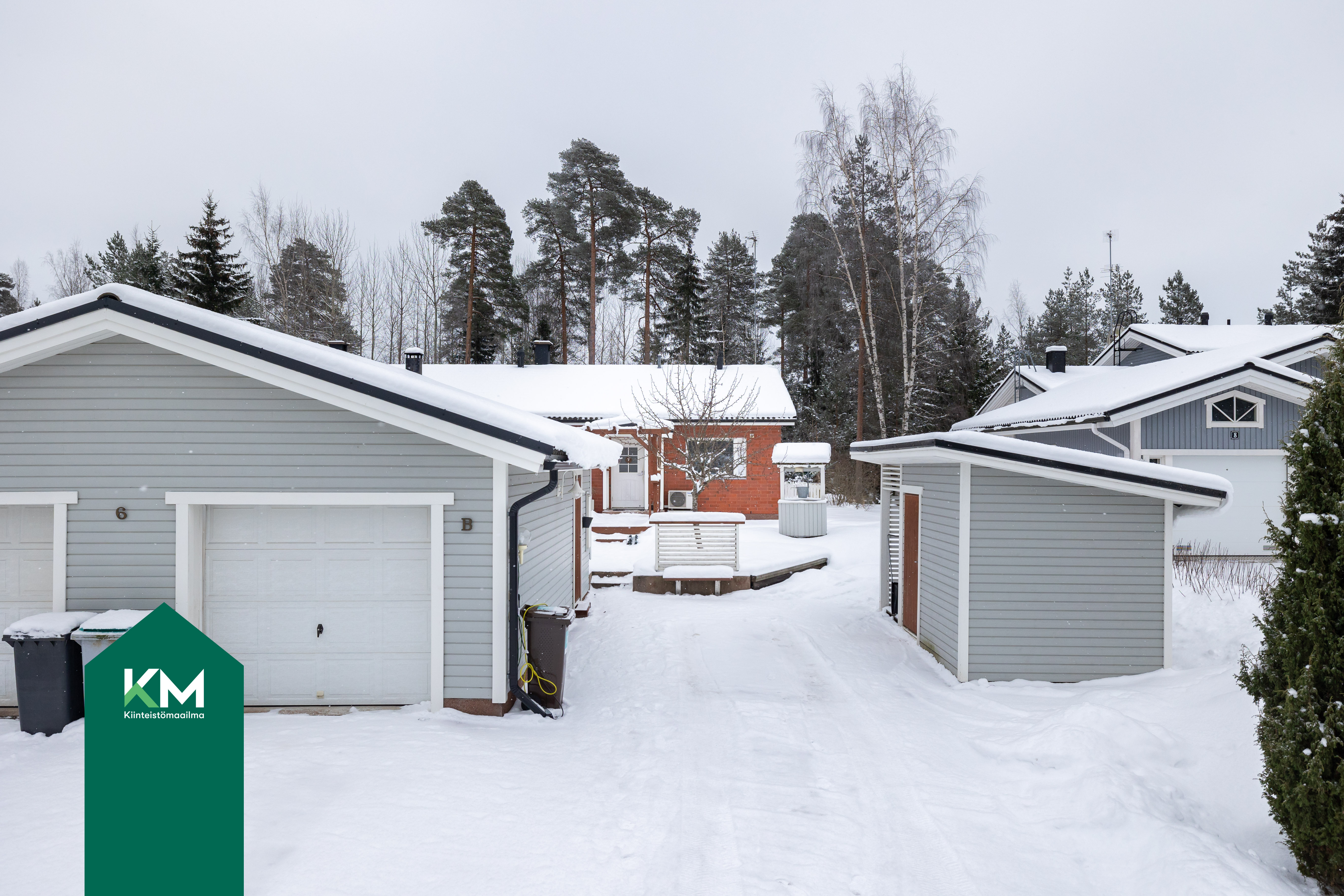 Oma autotalli ja pihalla tilaa autoille