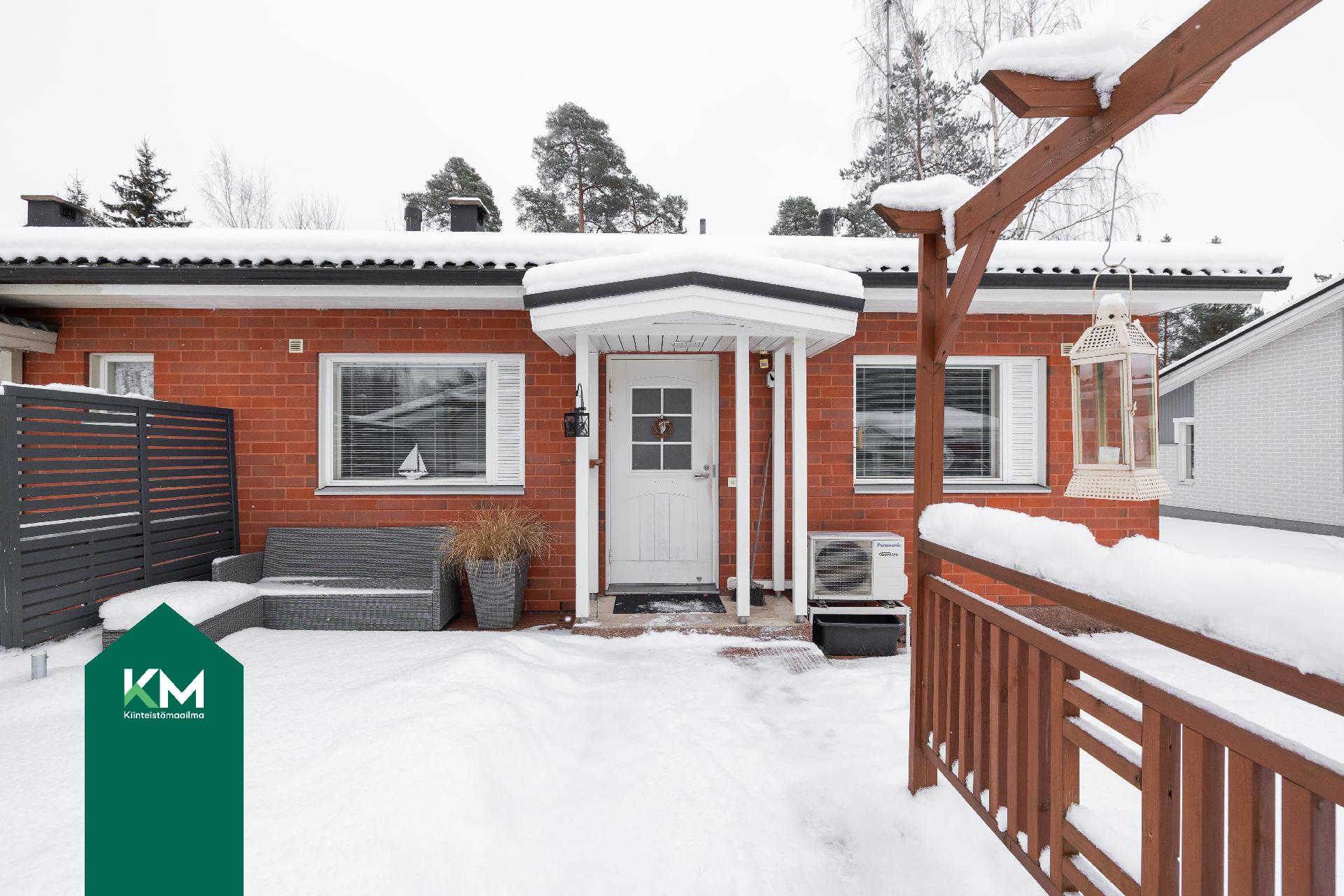 Etupihalla on iso terassi