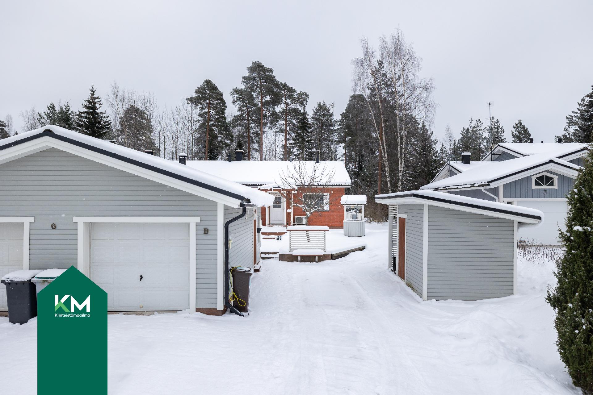 Oma autotalli ja pihalla tilaa autoille