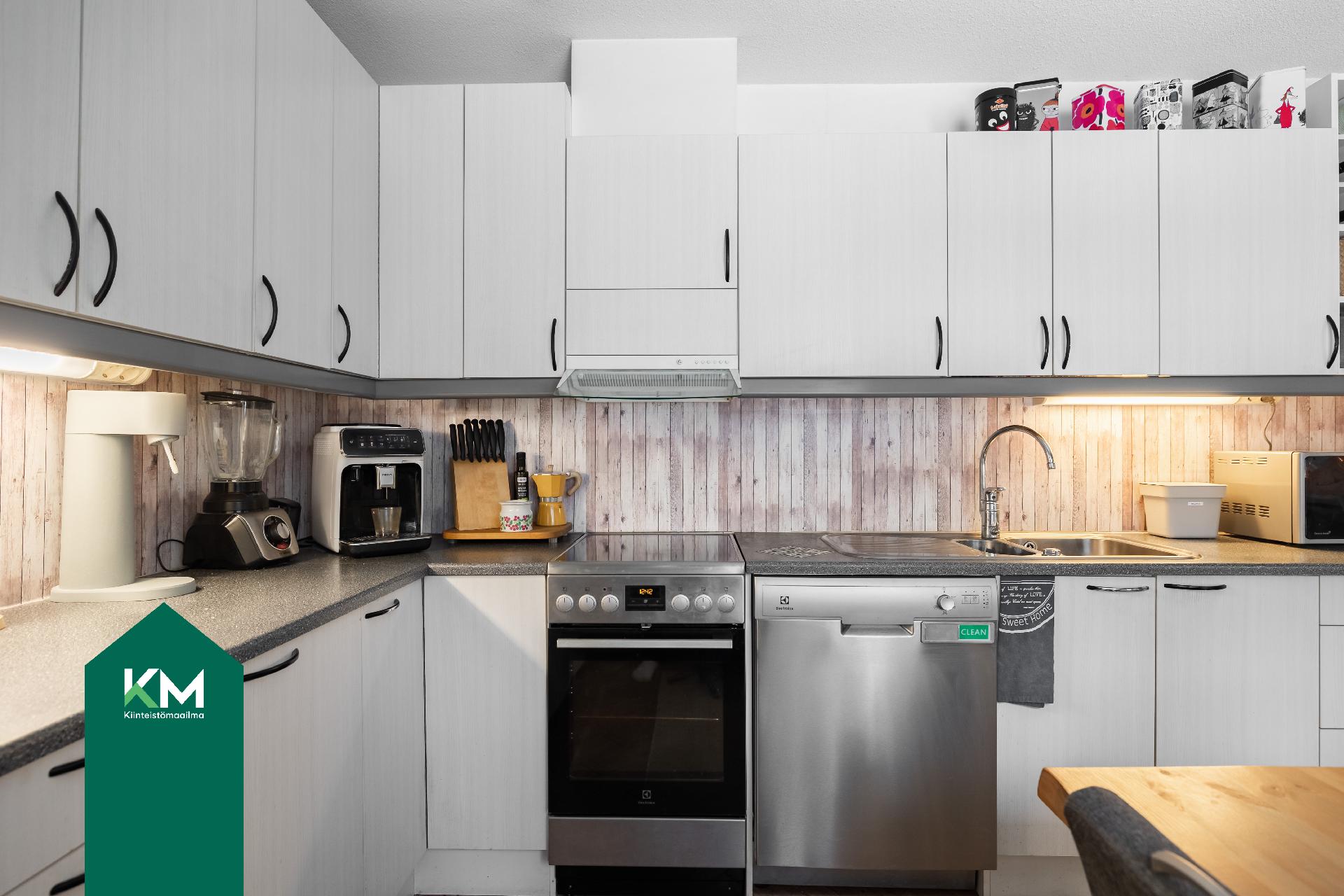 Keittiössä on runsaasti säilytystilaa