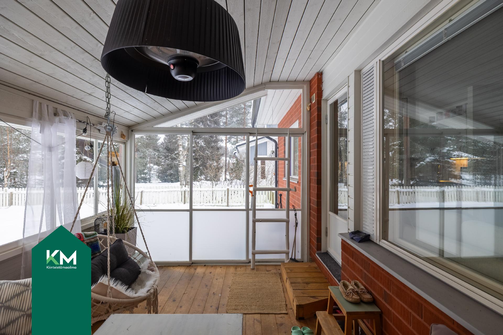 Lasitettu terassi takapihan puolella