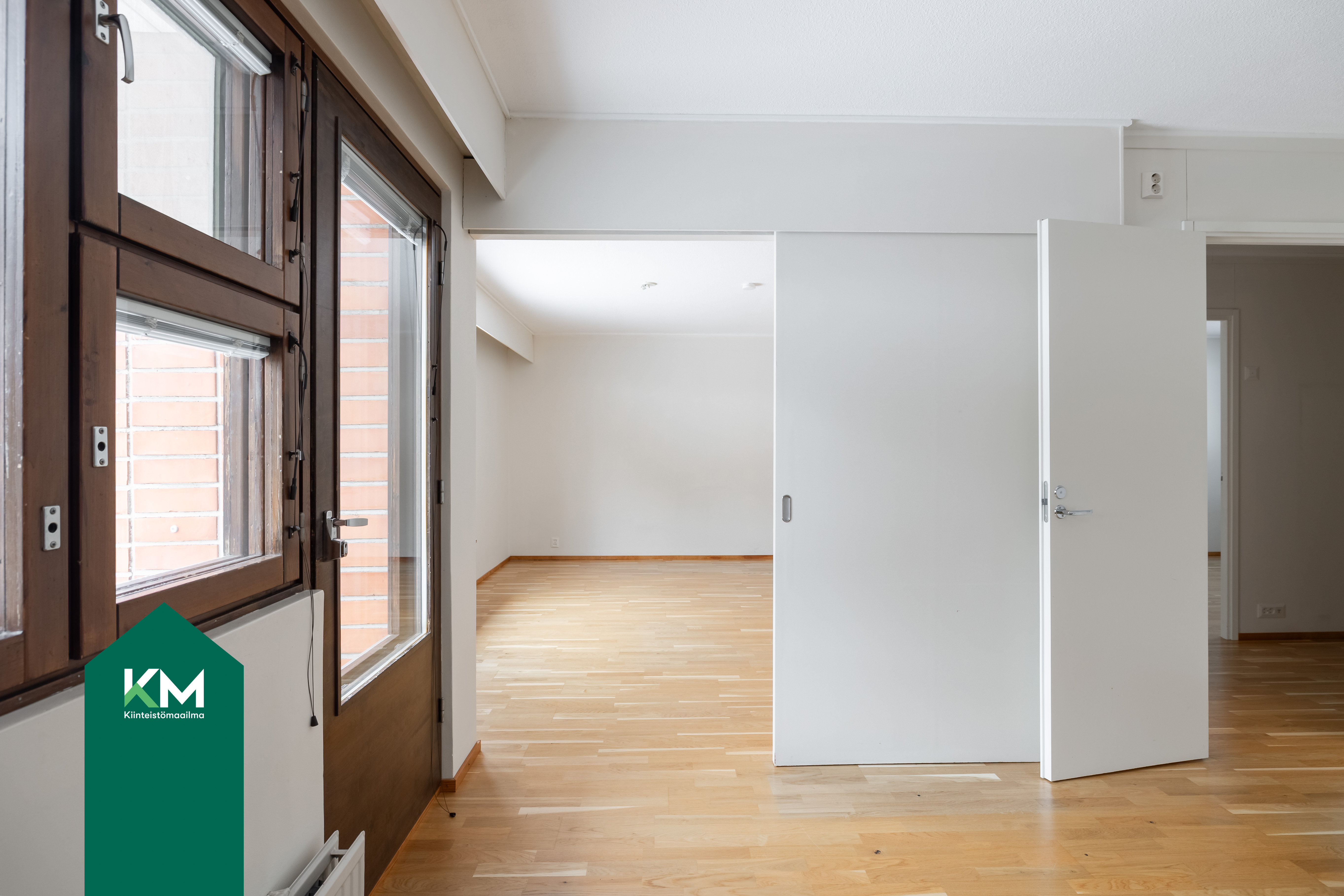 Näkymä olohuoneeseen päin