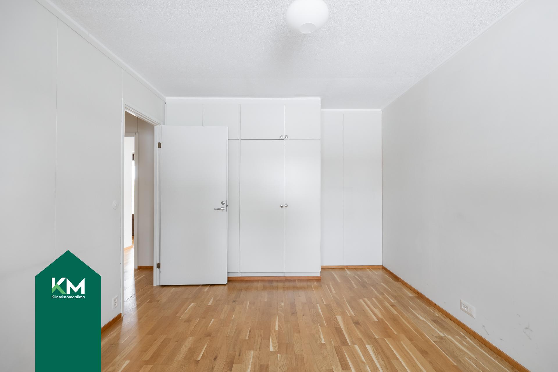 Makuuhuoneessa kaapistot