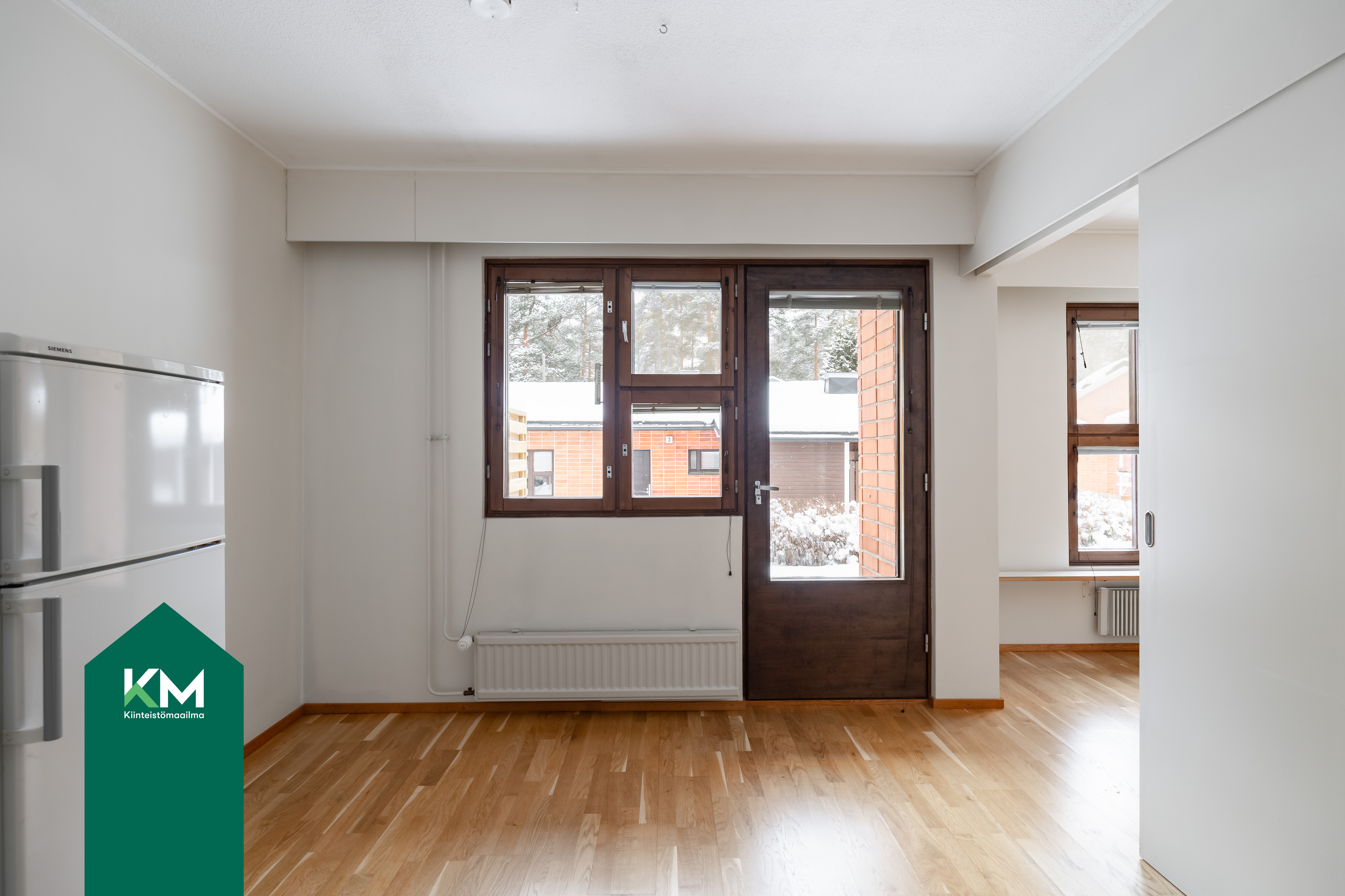 Keittiöstä on kulku takapihalle