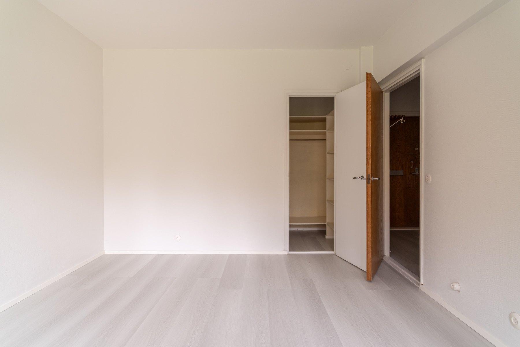 Olohuoneesta on käynti vaatehuoneeseen