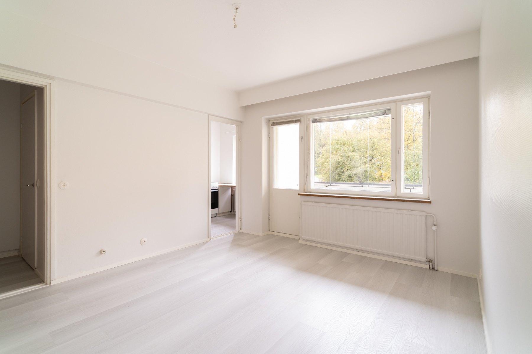 Olohuoneesta käynti eteiseen ja keittokomeroon