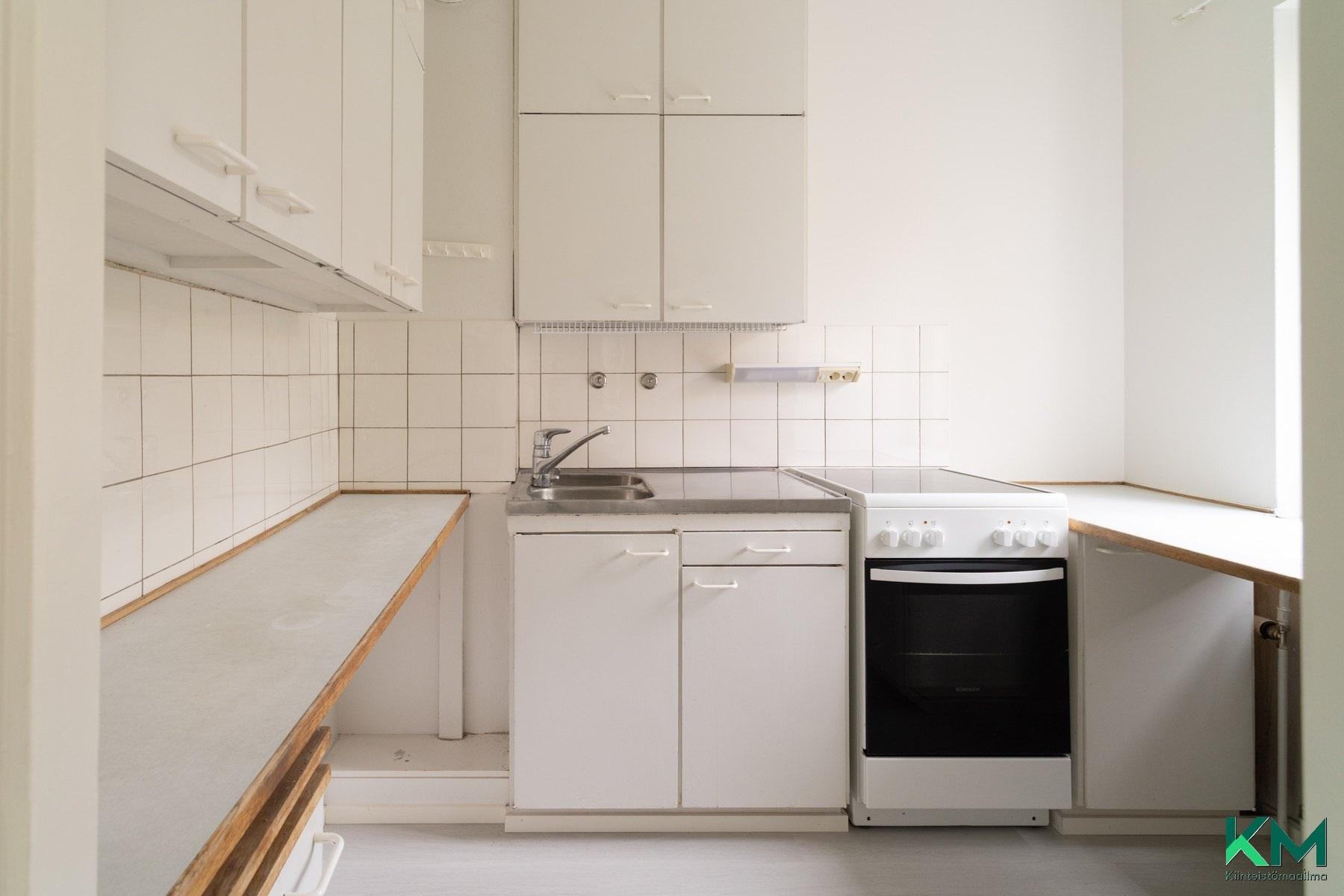 Ikkunallinen keittokomero - kaapistoja