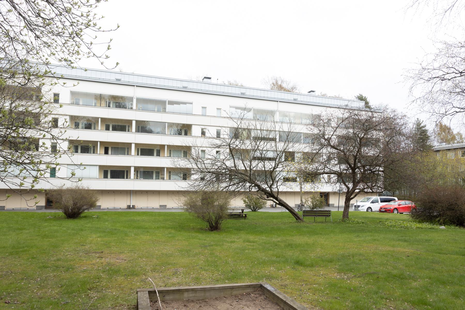 Taloyhtiön piha-aluetta, lasten leikkipaikka