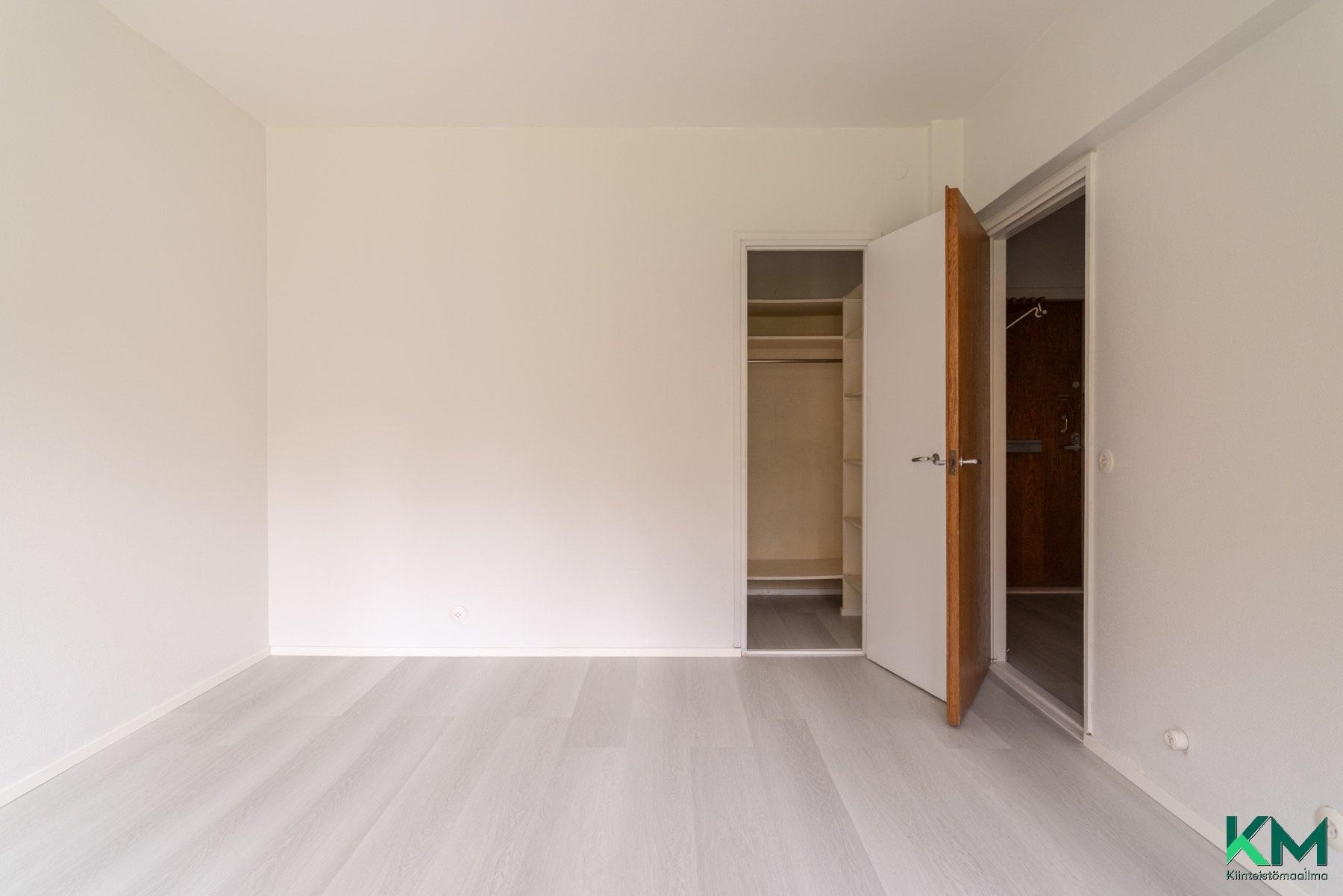 Asunnossa on vaatehuone