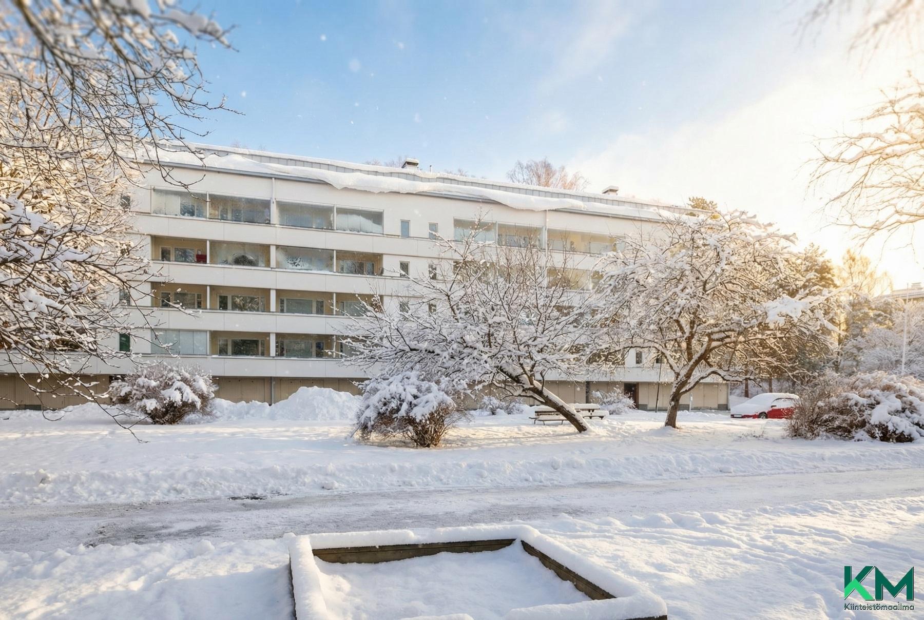 Taloyhtiön piha-aluetta, lasten leikkipaikka